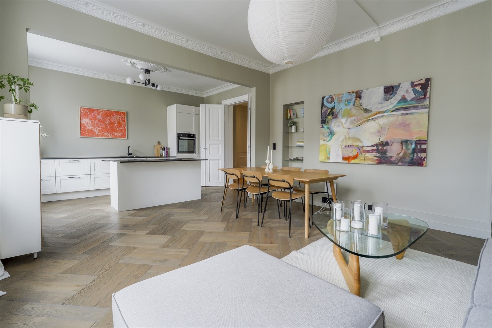 Åpen løsning mellom kjøkken og stue som gir en romslig følelse i leiligheten. Galleribilde