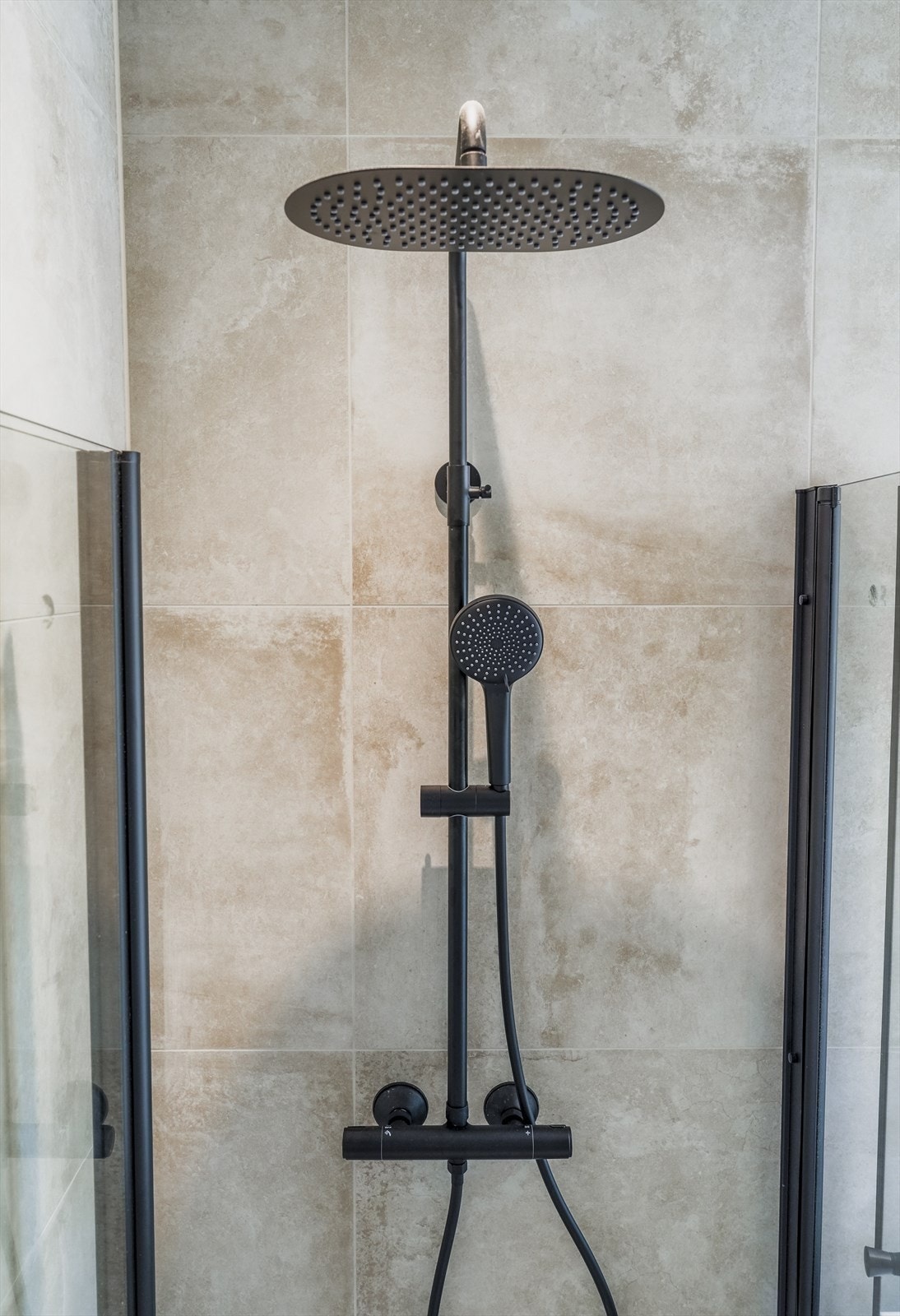 Dusjen har håndholdt/fast dusjarmatur samt hengslede
dusjvegger. Galleribilde