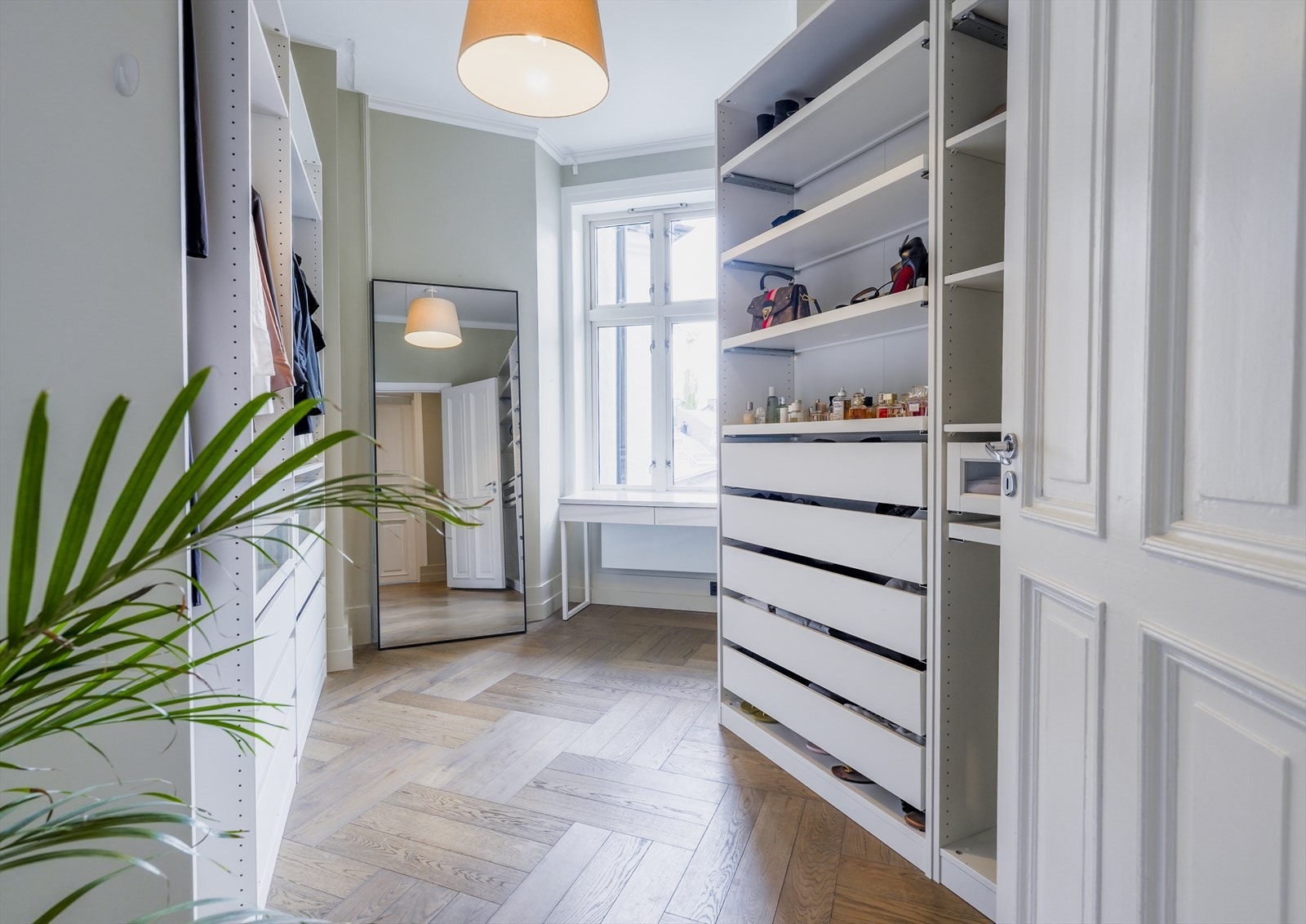 Leiligheten har et mindre soverom som i dag benyttes som walk-in-closet. Galleribilde