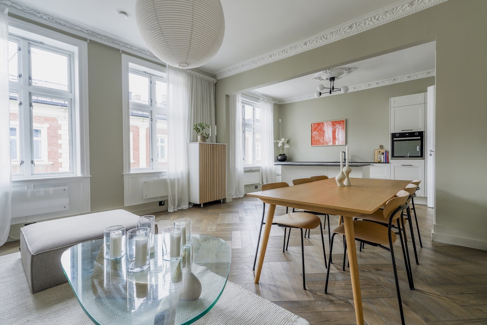 Store vindusflater som gir rikelig med lysinnslipp. Galleribilde