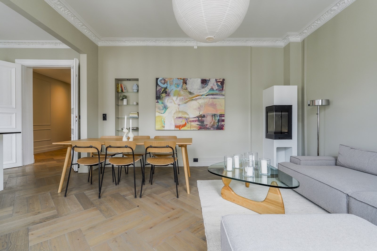 Trivelig stue med peis og plass til både sofa- og spisegruppe. Galleribilde