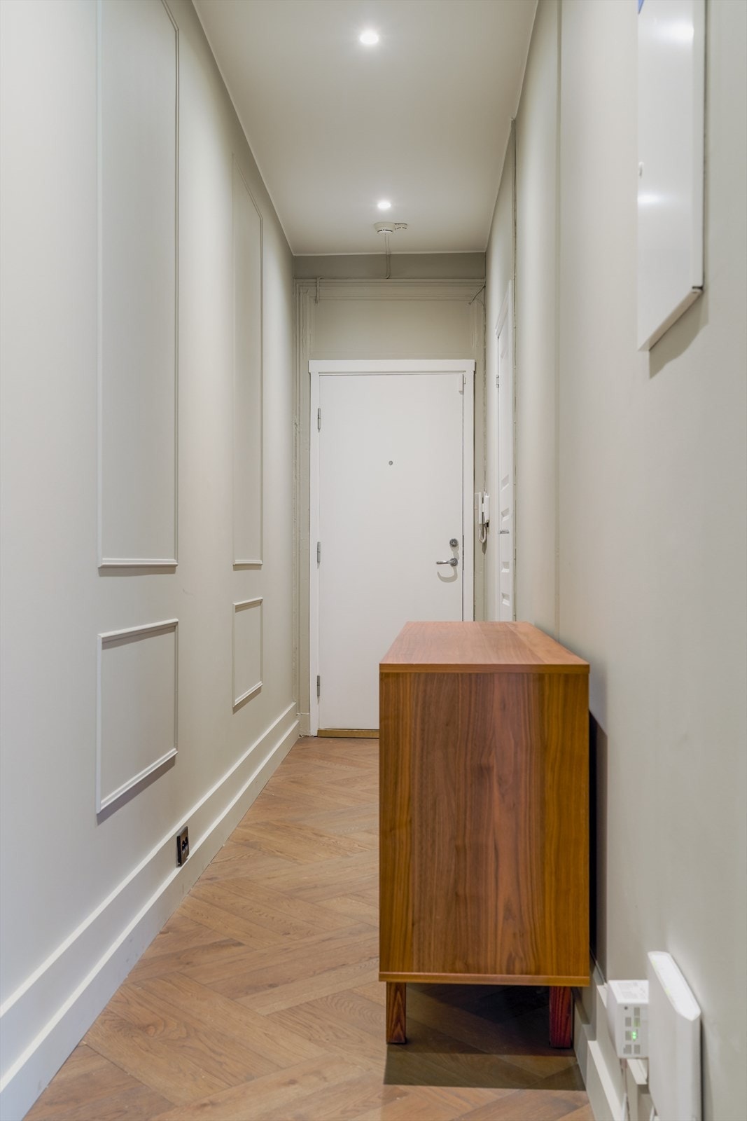 Eiendommen har også nærhet til flere parker, blant annet St.Hanshaugen park og Ilaparken, samt holdeplasser for kollektiv transport med buss. Galleribilde