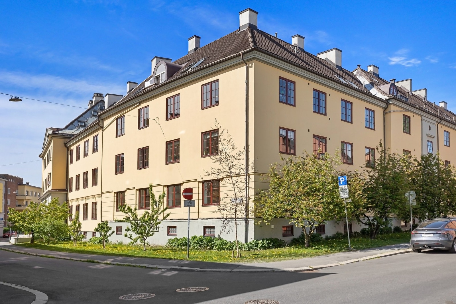 Området har beboerparkering. og rett utenfor bygården finner du seks offentlige ladeplasser for elbil - og det finnes flere andre i nærområdet, blant annet mange i Hans Nielsen Hauges gate. Galleribilde