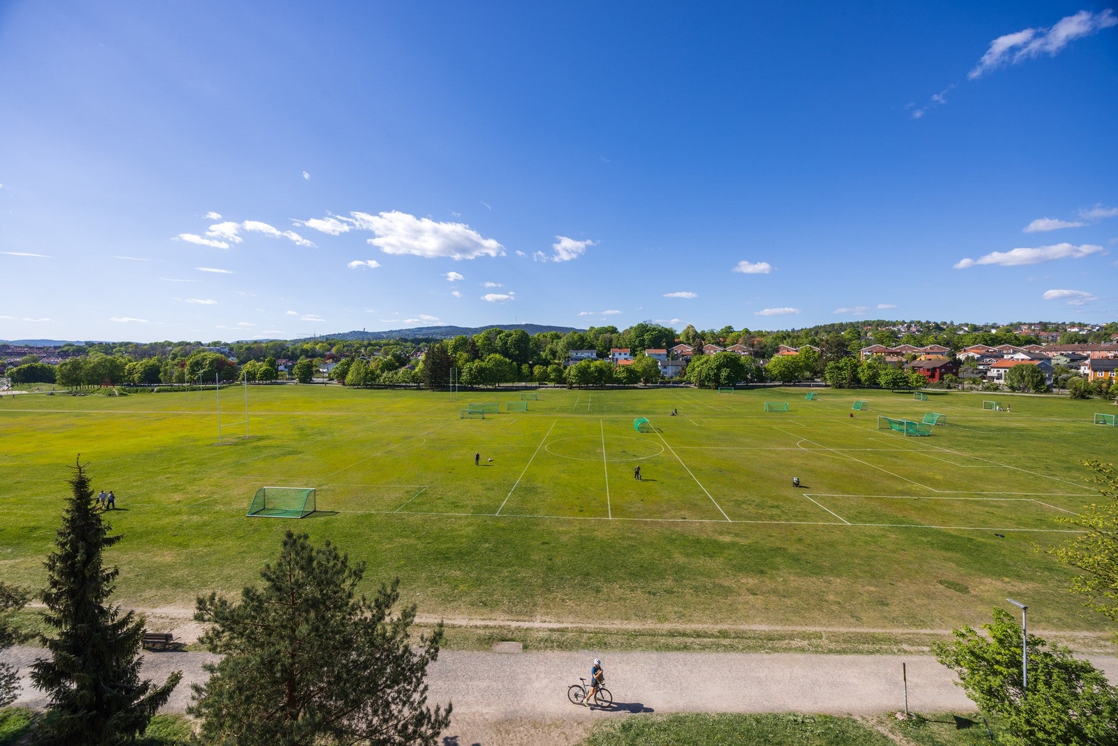 Luftig utsyn mot parken Voldsløkka, som byr på bl.a grøntarealer, kunstgressbaner og sandvolleyballbane. Galleribilde