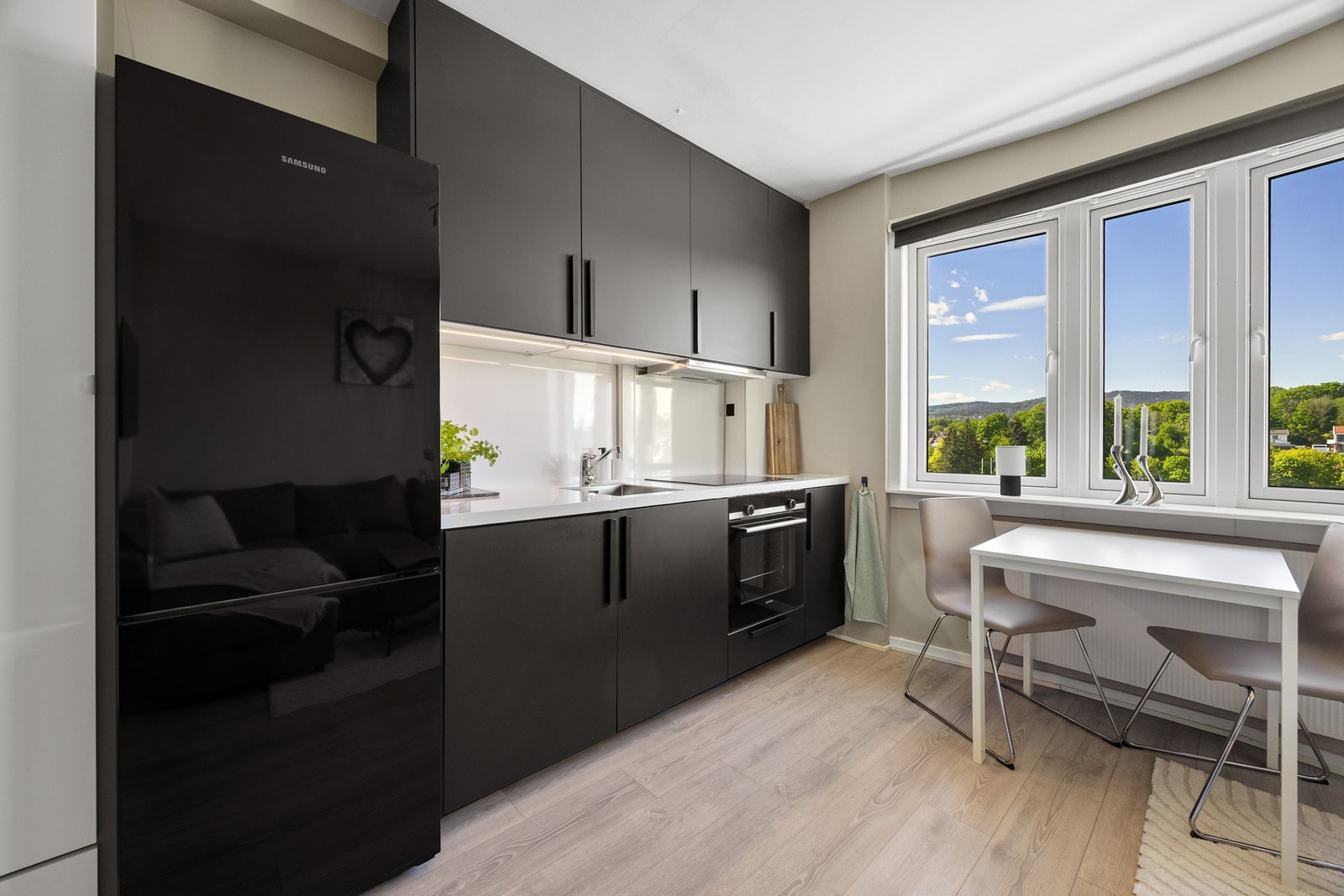 Moderne Ikea kjøkkeninnredning fra 2019 med glatte fronter og laminat benkeplater. Galleribilde