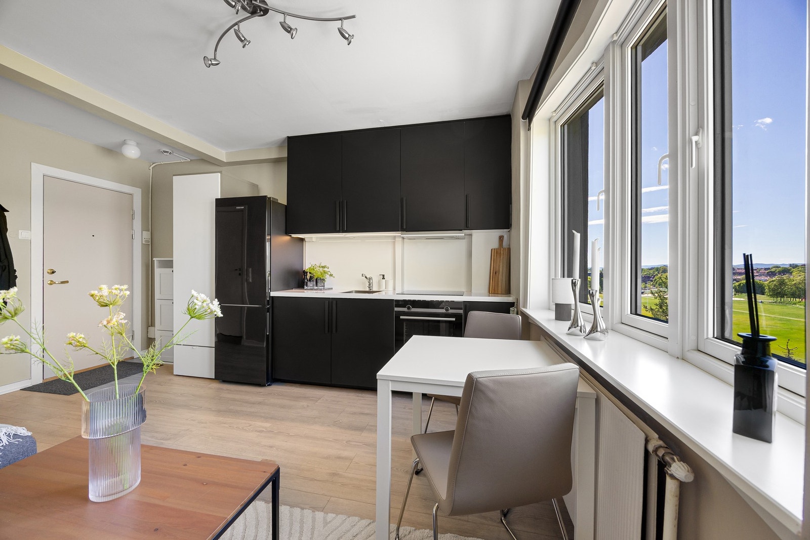 Leiligheten har en svært god planløsning med åpen kjøkken- og stueløsning samt et moderne, flislagt bad. Galleribilde