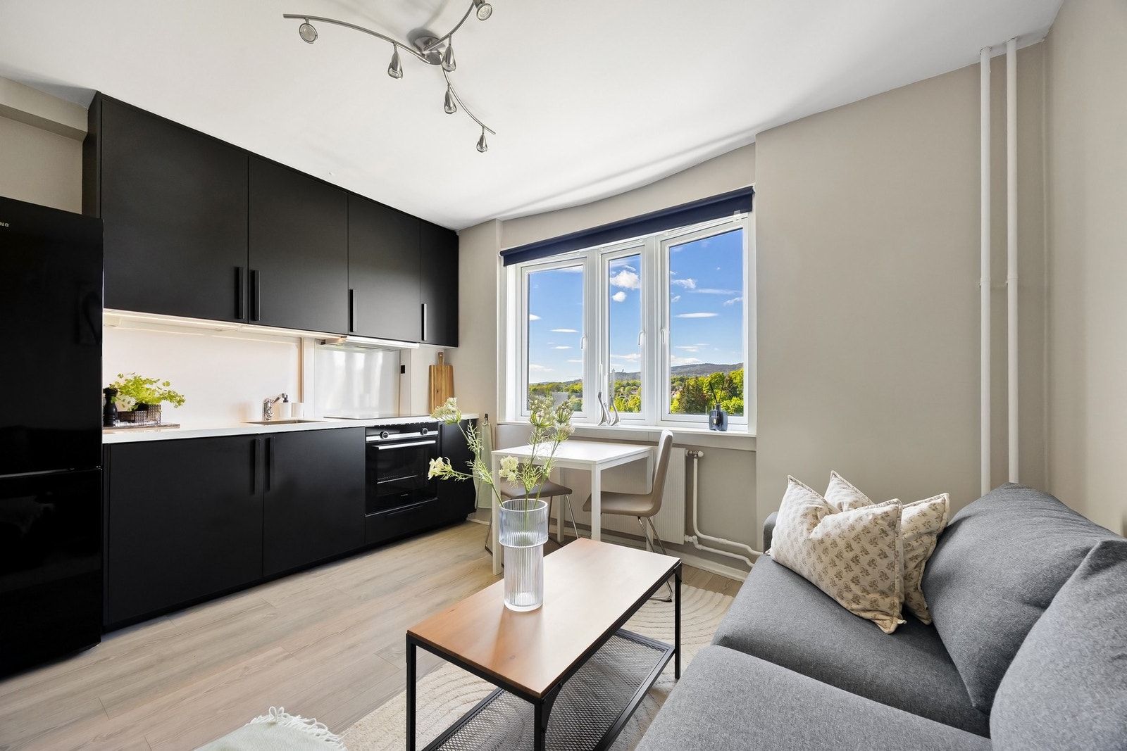 Stavangergata 46 A er pen leilighet i byggets 5.etasje. Det er heis i bygget. Galleribilde