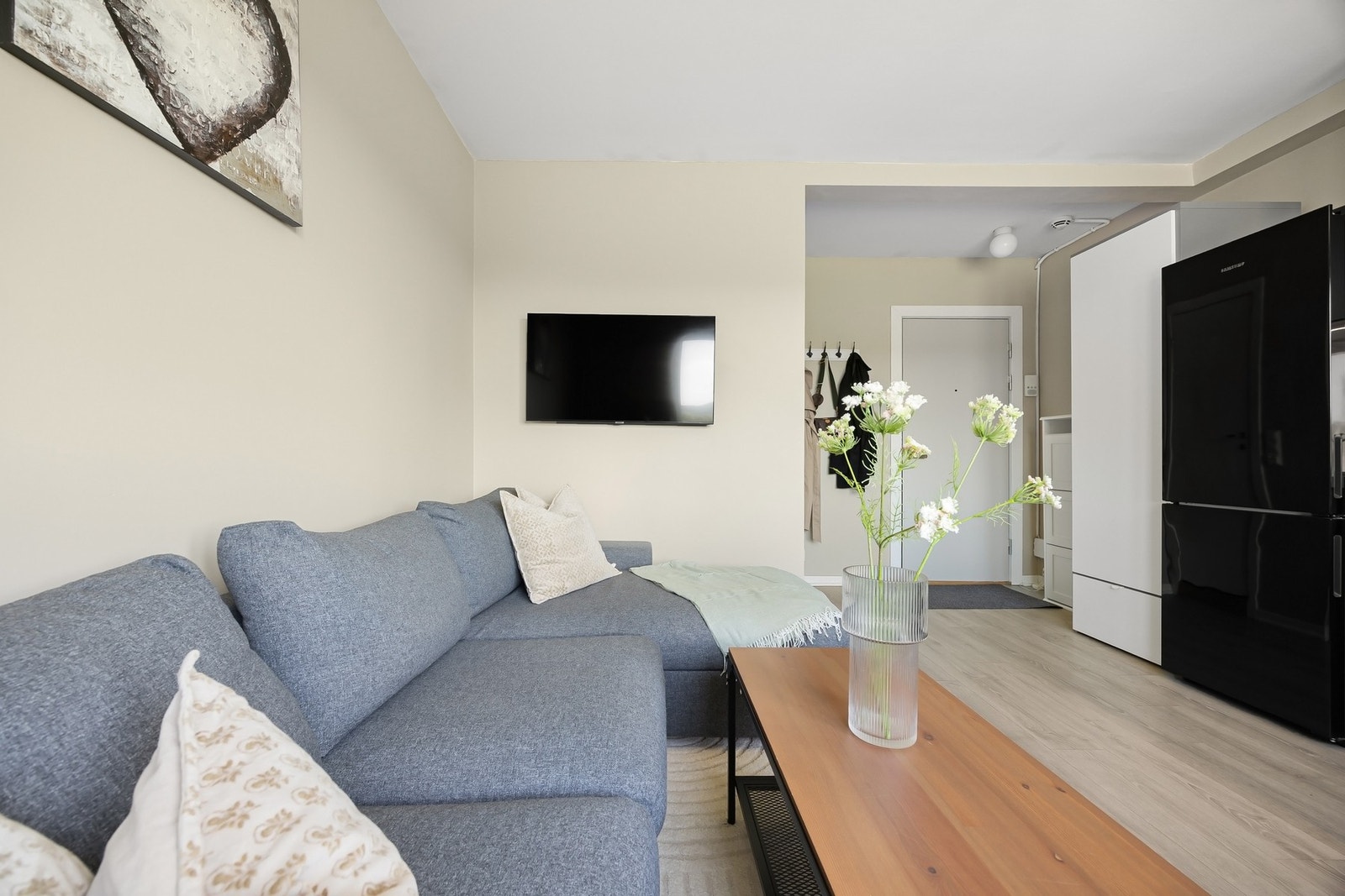 Allrommet er i dag innredet med sovesofa, stuebord og spisebord. Galleribilde