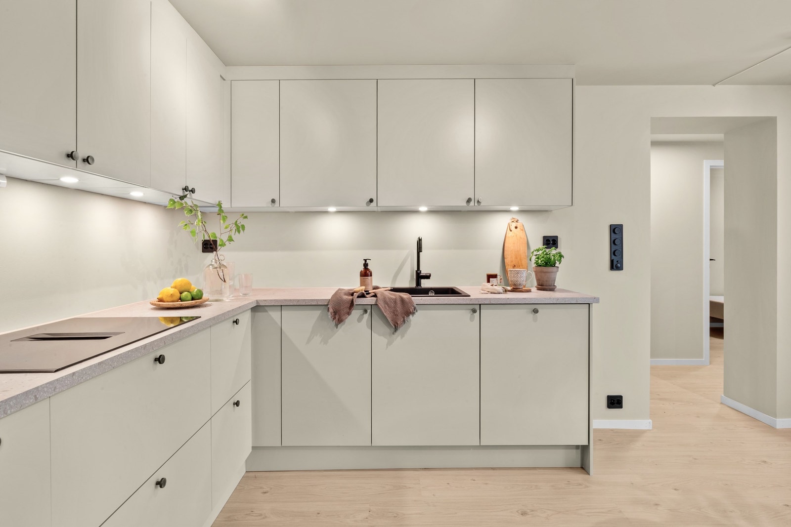 Kjøkkenet er meget lekker og har spotter under overskap samt steketopp med integrert vifte. Galleribilde