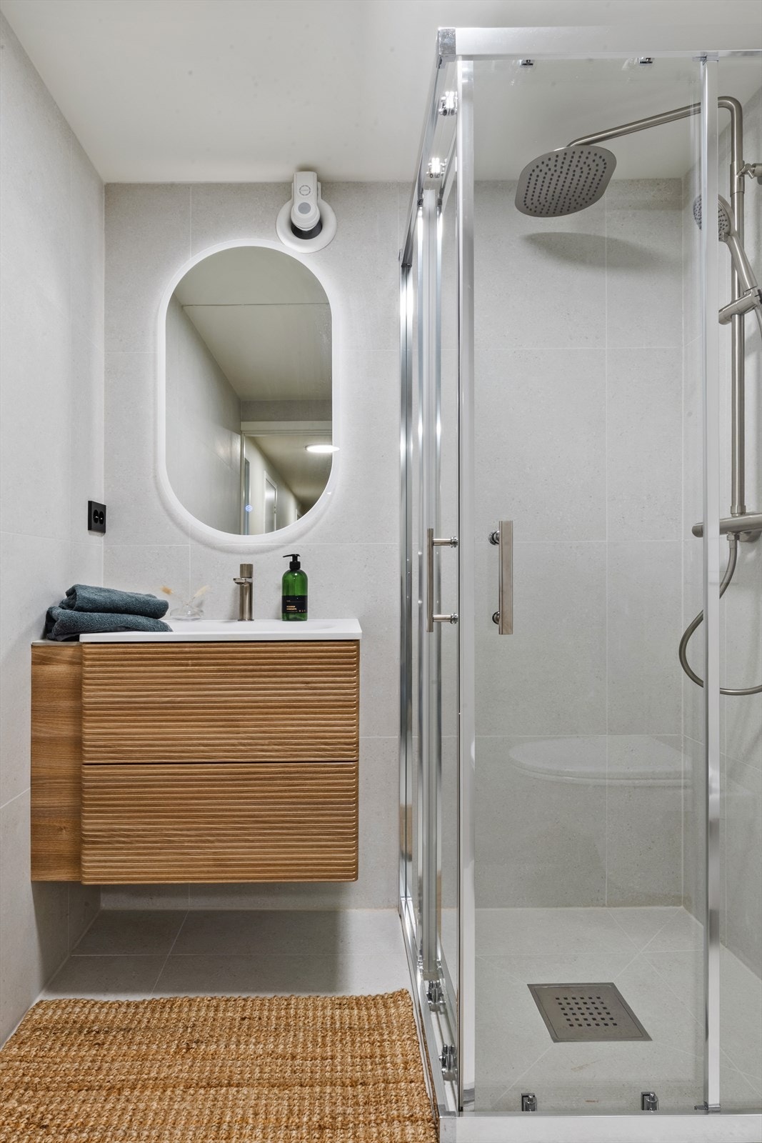 Det er også regndusj og tilhørende detaljer i krom utførelse. Galleribilde