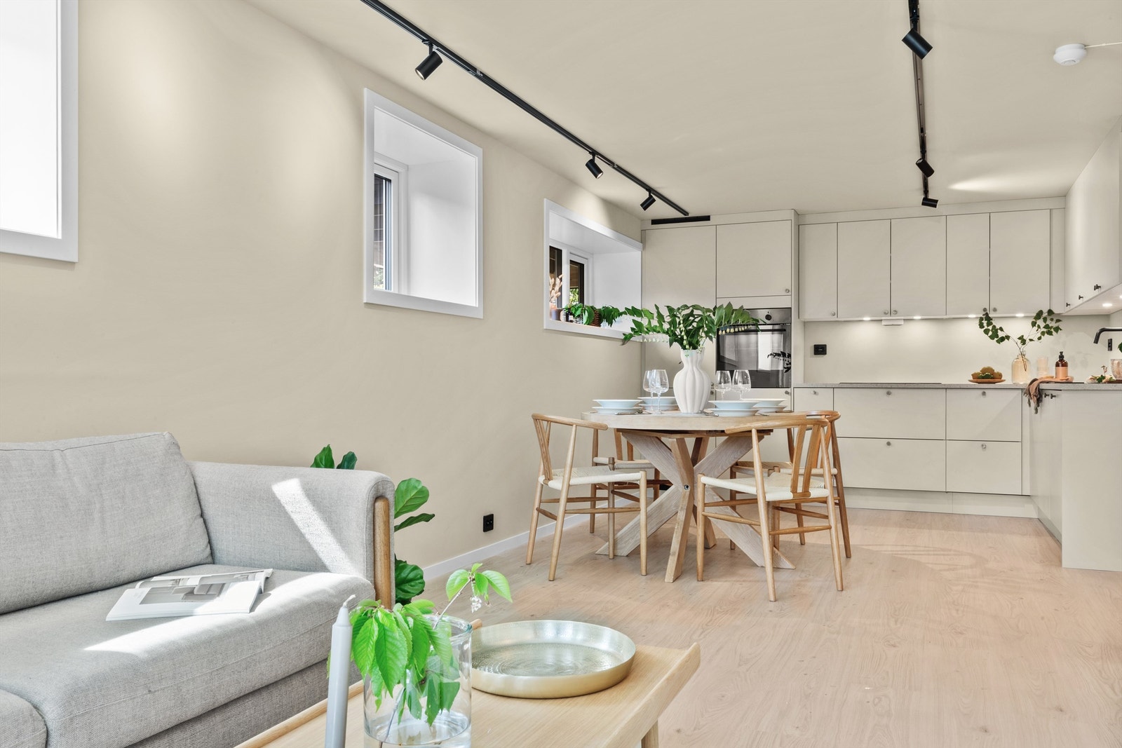 Åpen stue/kjøkken løsning med god plass til spisegruppe. Galleribilde