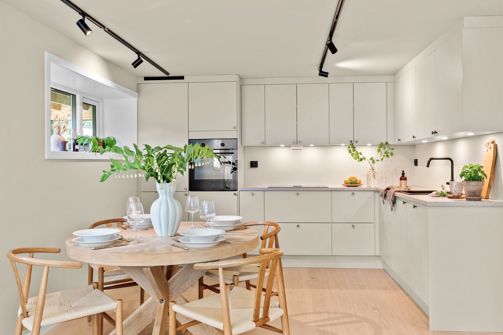 Kjøkkenet har godt med skap- og benkeplass. Galleribilde