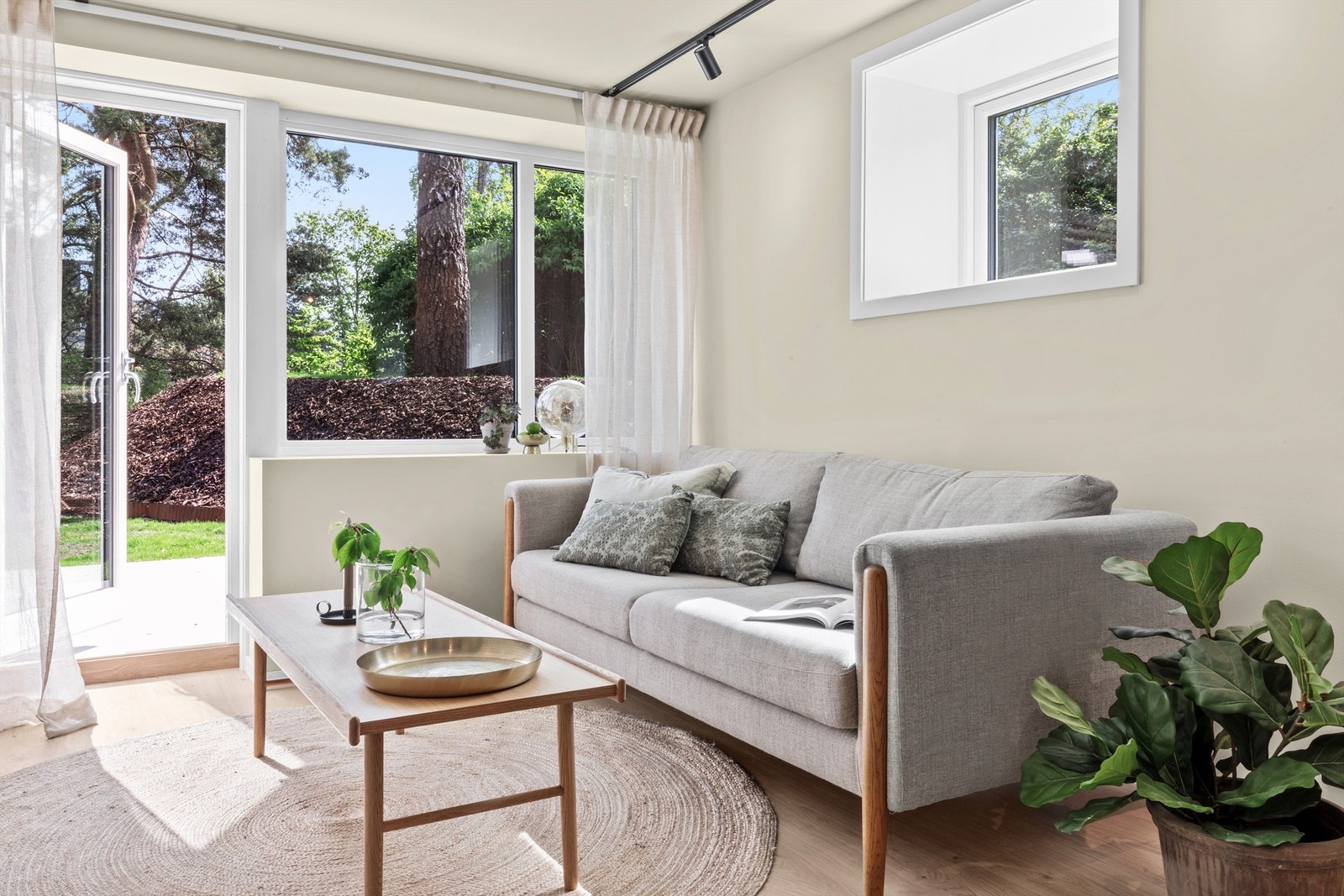 Store vinduer og terrassedør gir godt med naturlig lys og skaper en flott atmosfære. Galleribilde