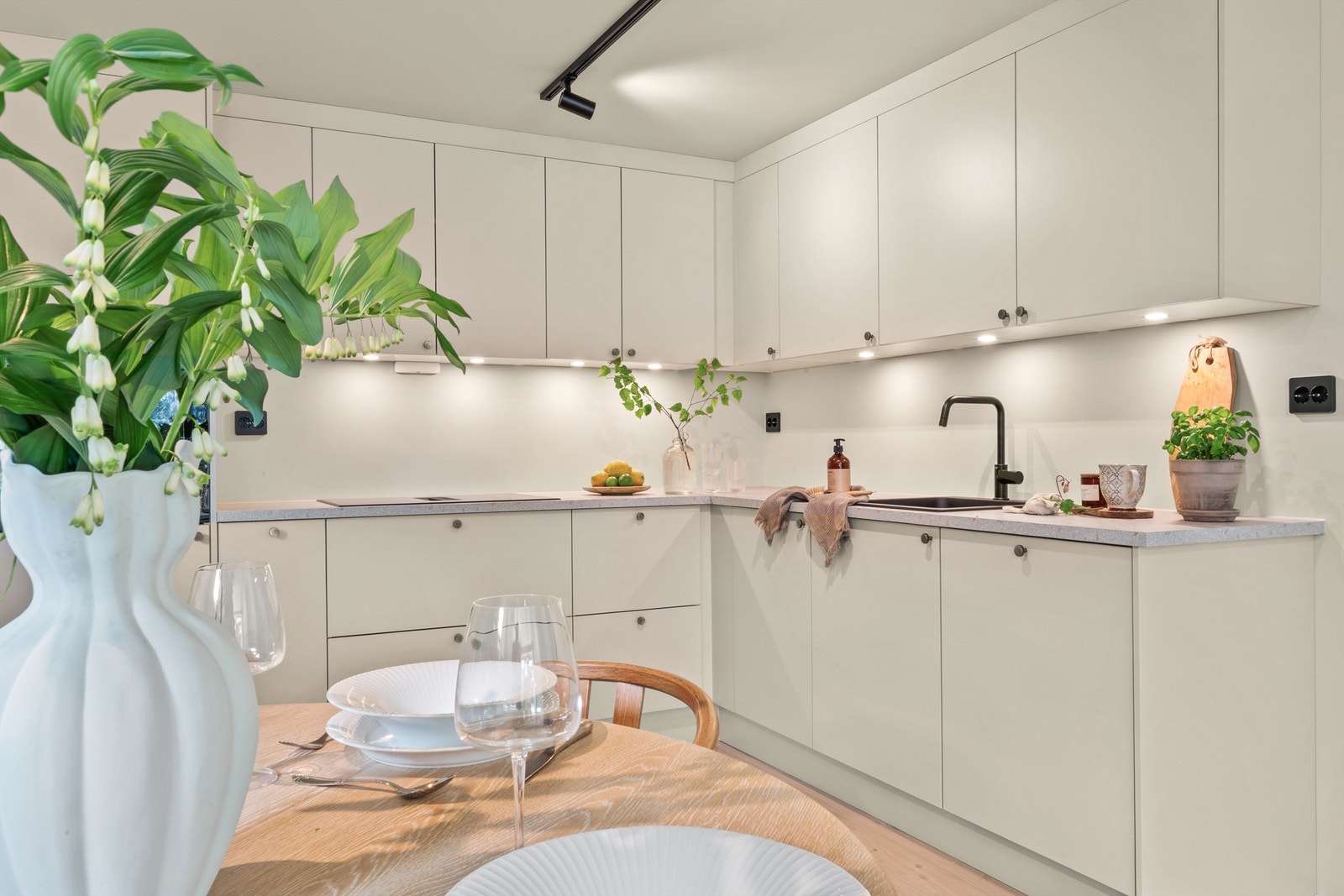 Kjøkkenet har integrerte hvitevarer som steketopp, stekeovn, oppvaskmaskin og kjøleskap/frys. Galleribilde