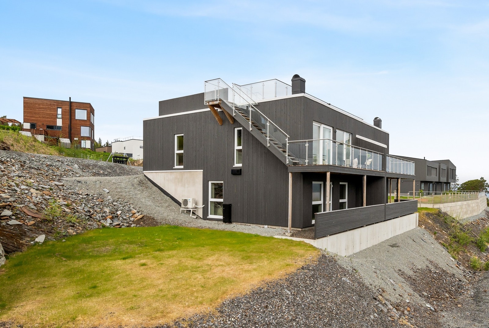 Uteområdet har stort potensial. Her kan man for eksempel etablere en trapp ned fra gårdsplassen og sette opp gjerde rundt hagen for å skape et mer skjermet uteområde. Galleribilde