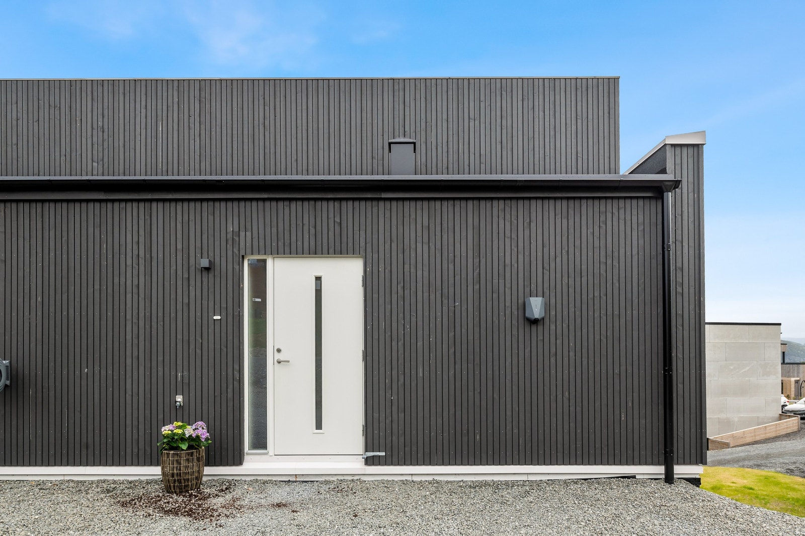 Det er montert elbil-lader som medfølger salget. Det er også vannuttak. Galleribilde