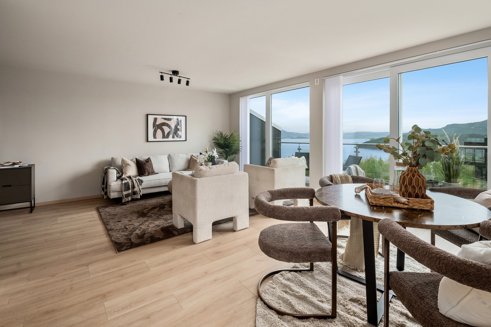 Fra stuen har man utgang til veranda på 14kvm og trapp som fører til takterrassen. Galleribilde