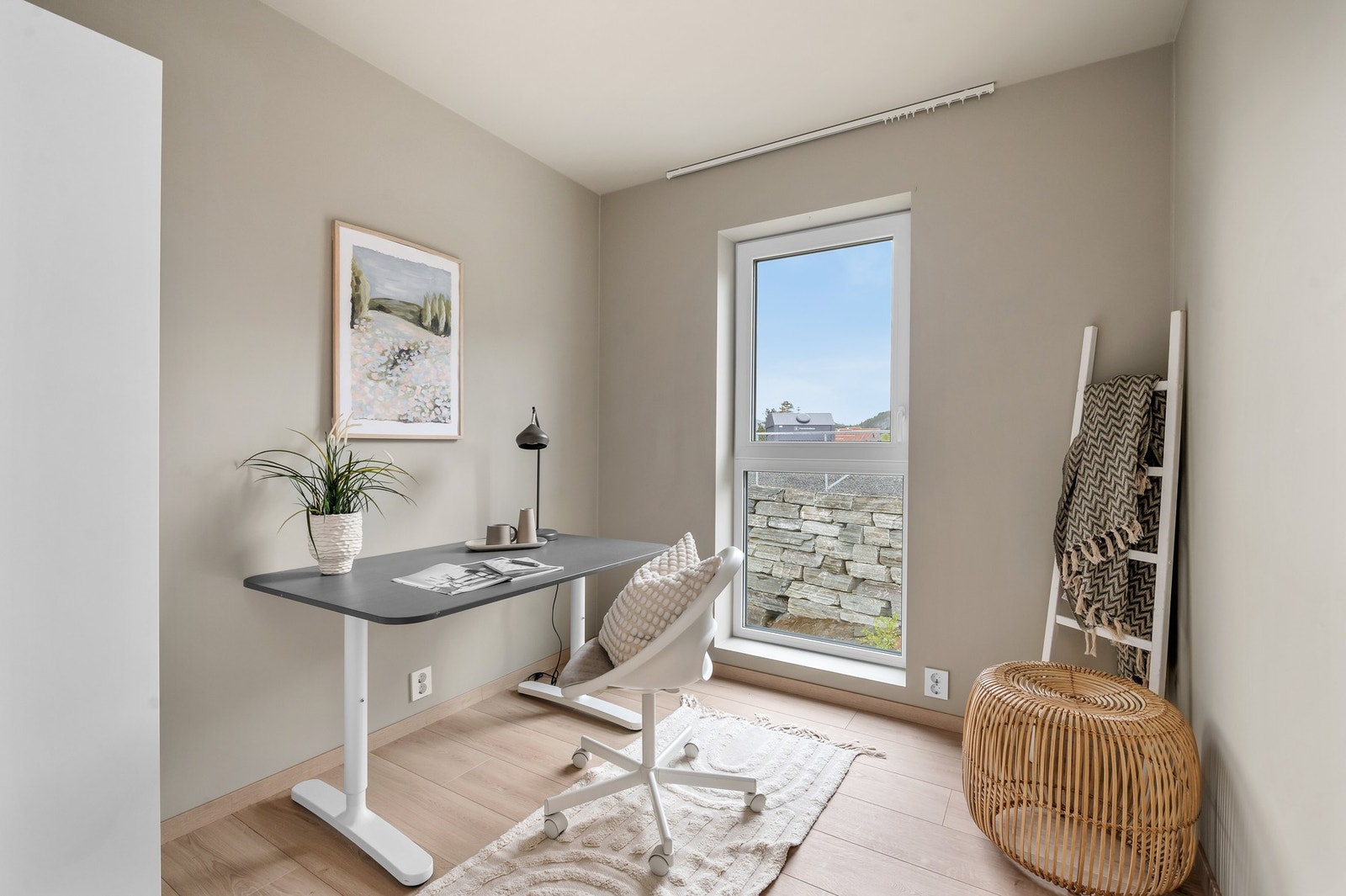 Det minste soverommet ligger i 1.etasje og blir i dag benyttet til hjemmekontor. Galleribilde