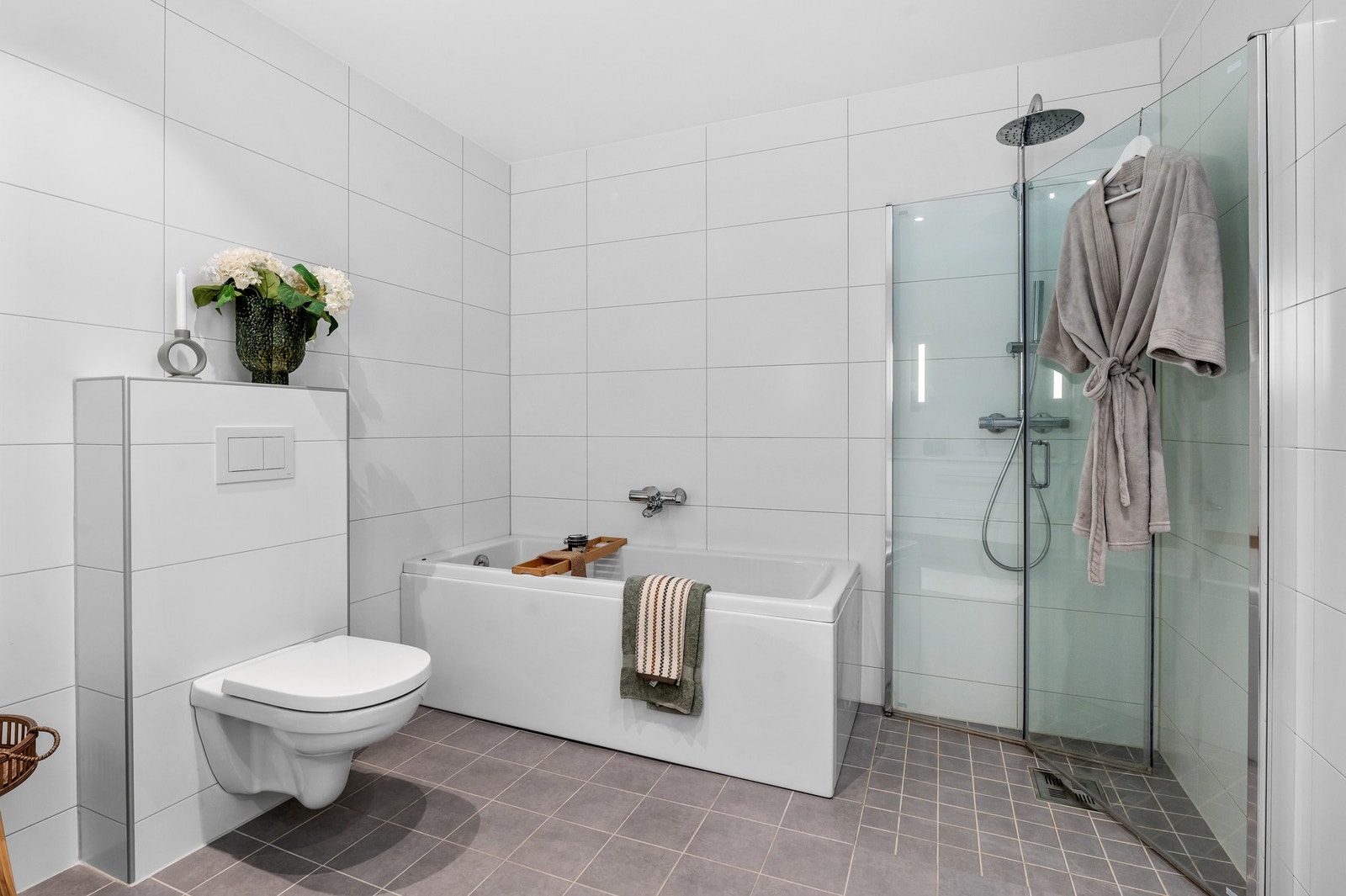 Baderommet i sokkelen har både badekar, dusj, vegghengt toalett og servant og gulvvarme for oppvarming. Galleribilde