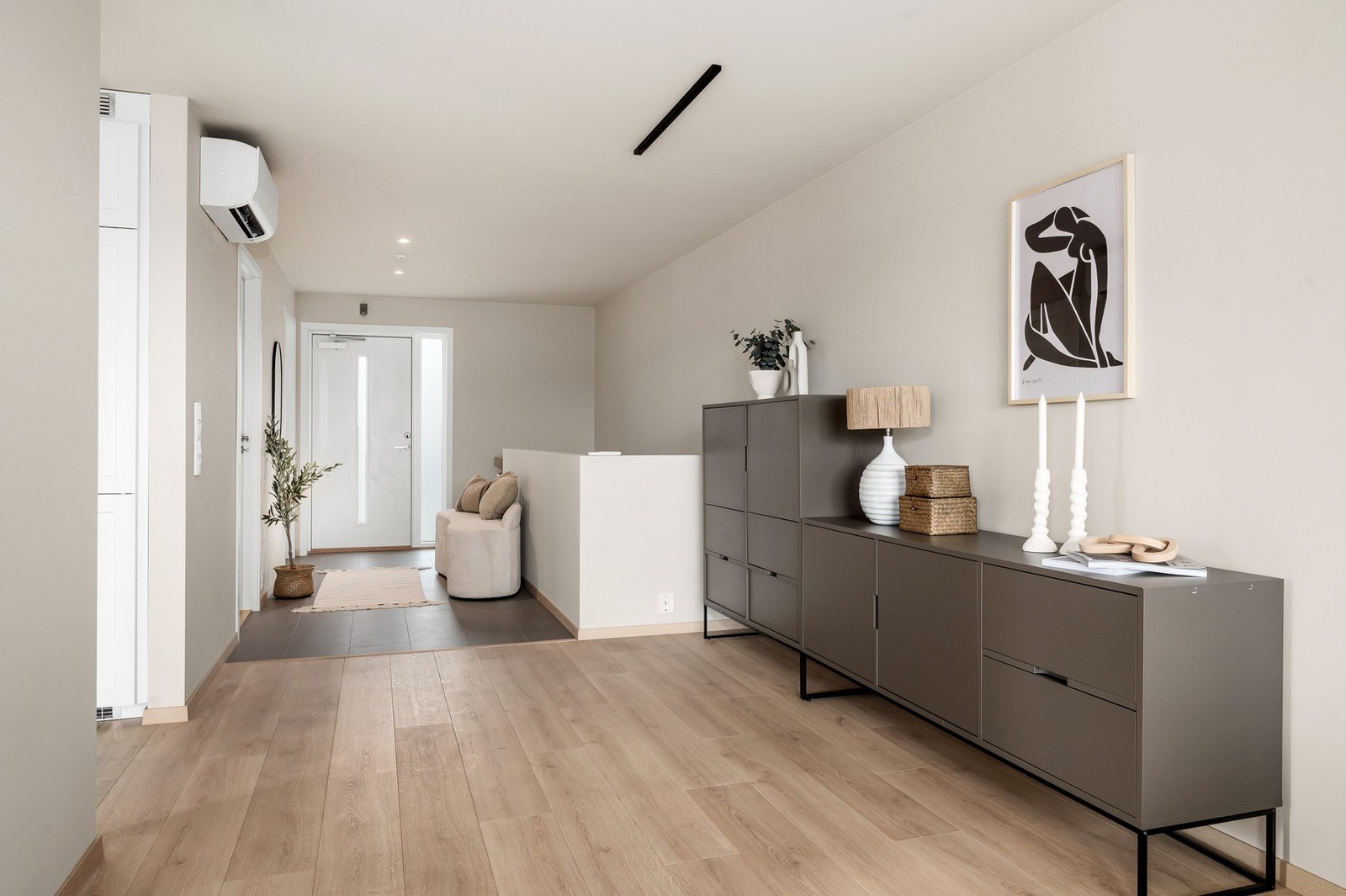 Boligen har varmepumpe og elektrisk oppvarming samt balansert ventilasjon. Galleribilde