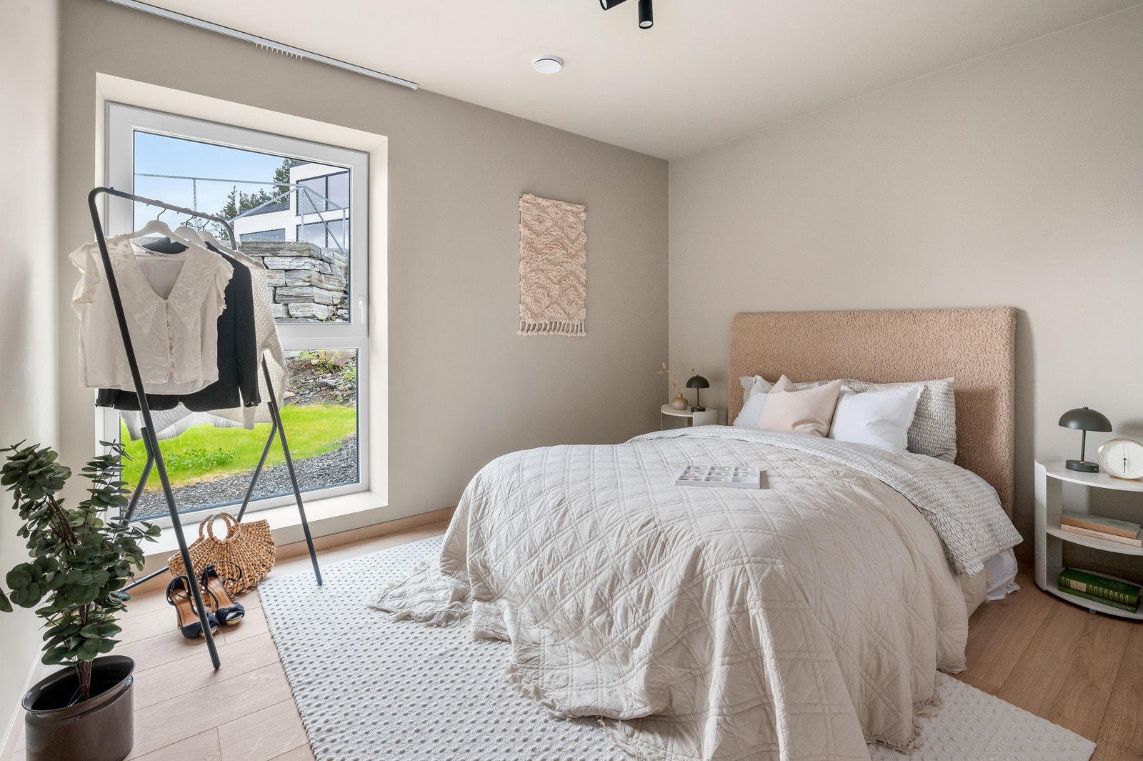 Alle soverommene er utført i moderne fargetoner og laminatgulv. Galleribilde