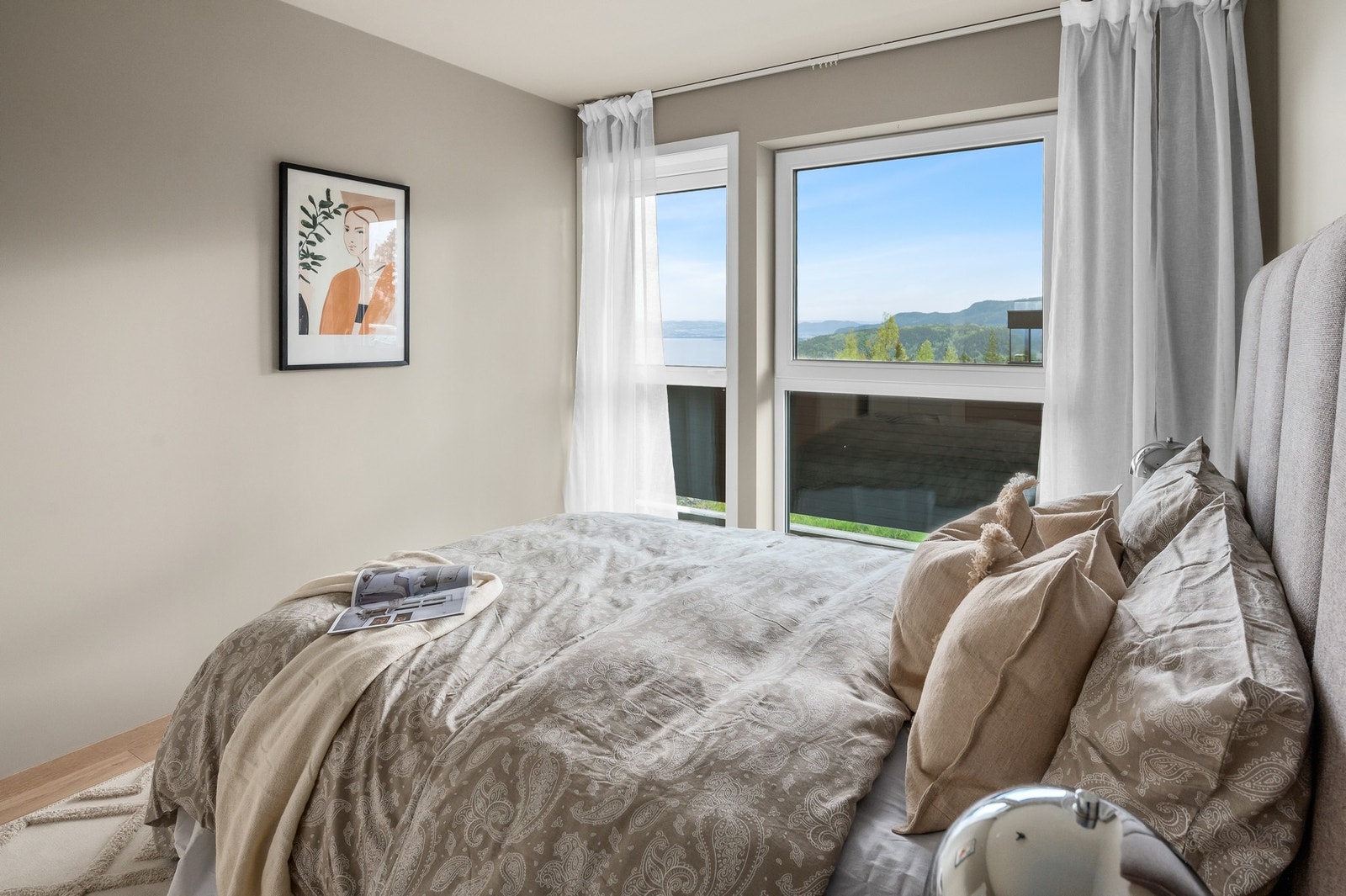 Boligen har totalt 4 soverom, alle med god størrelse. Hovedsoverom har utgang til terrasse. Galleribilde