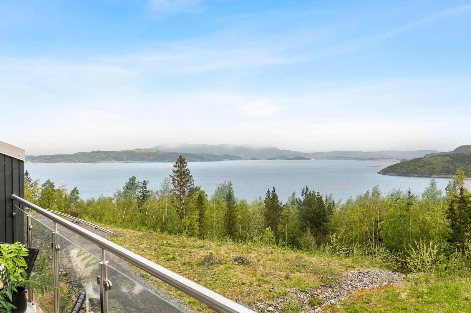Området foran boligen er regulert til landbruks-, natur- og friluftsområde. Galleribilde