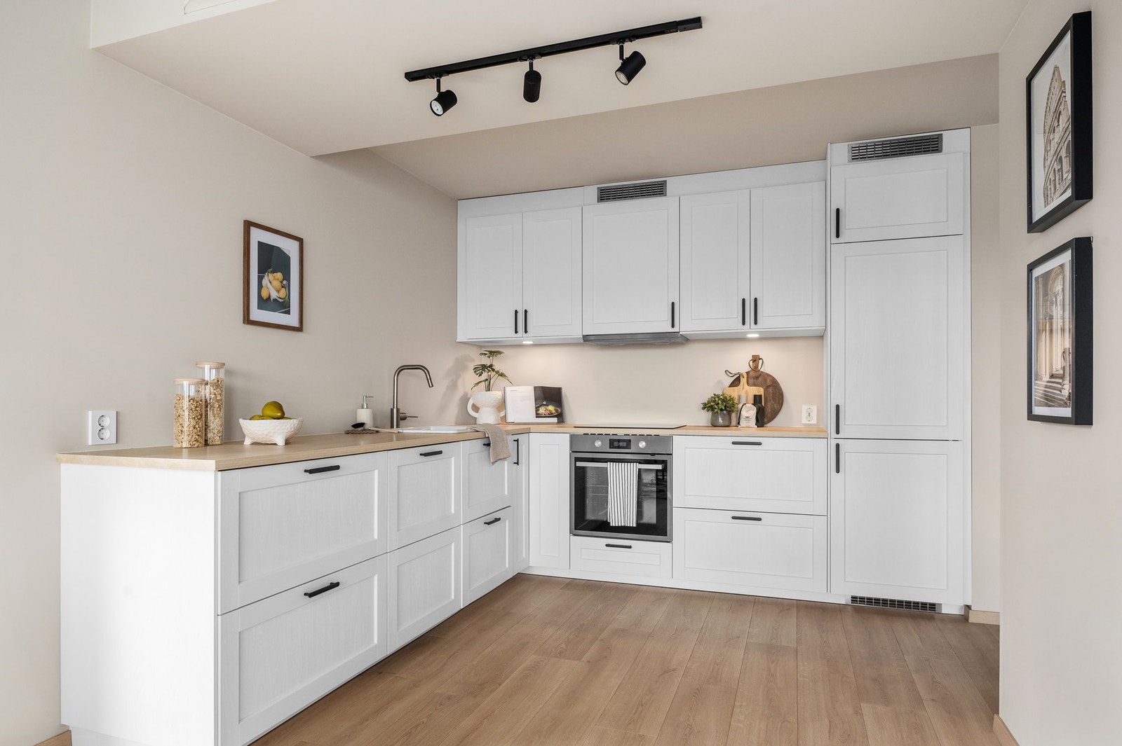 Lyst og moderne kjøkken med integrerte hvitevarer. Kjøkkenet har fått tilstandsgrad 1 av takstmann. Galleribilde