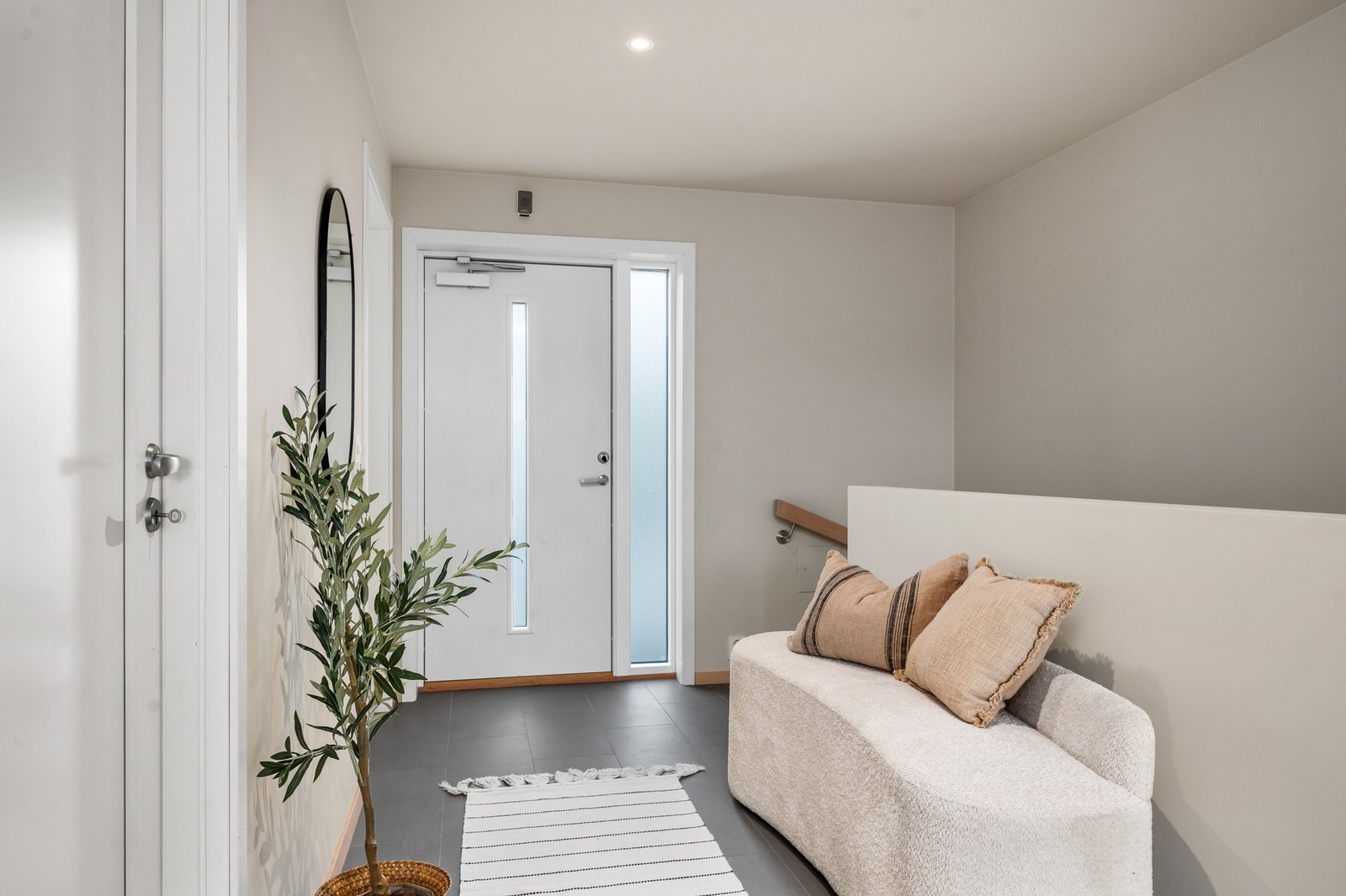 Flislagt entre i 1.etasje, med gulvvarme. I 1.etasje fins i tillegg baderom, soverom, stue og kjøkken. Galleribilde