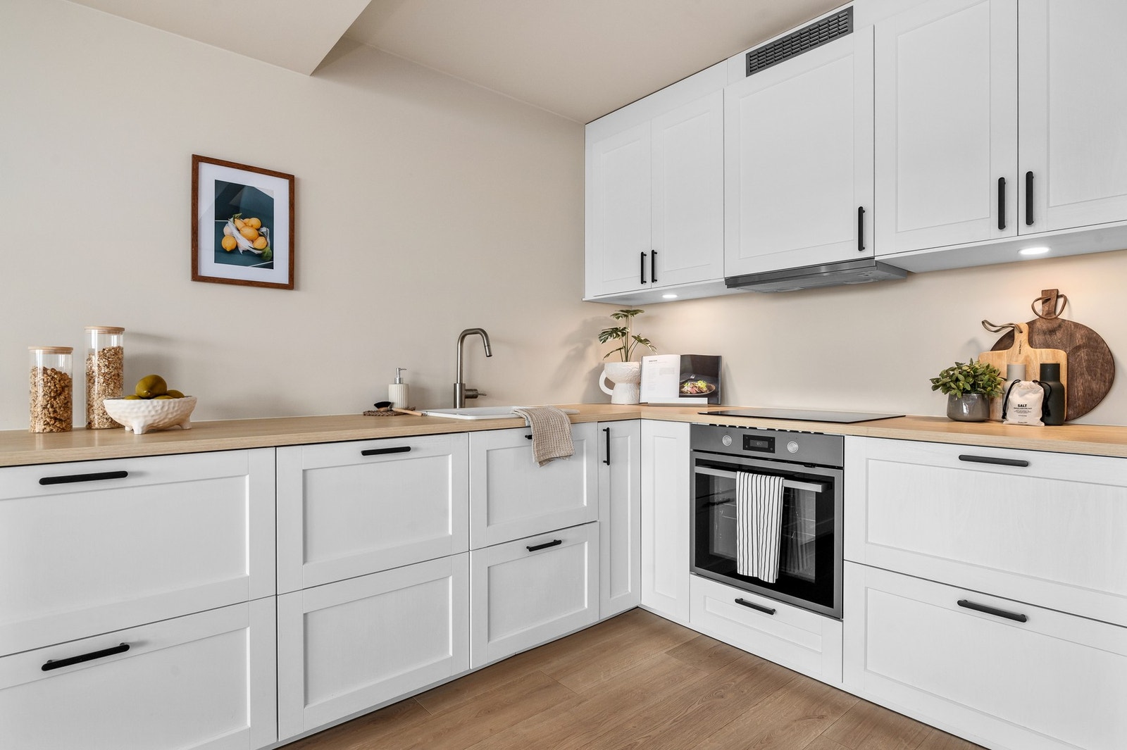 Her har man rikelig med både skap- og benkeplass. Galleribilde