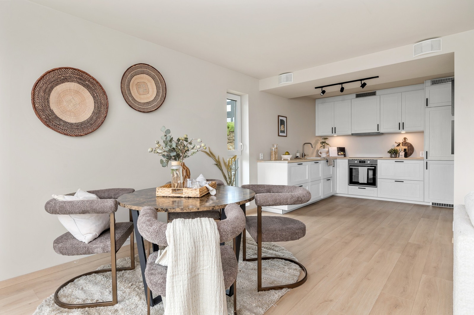 I tilknytning til kjøkkenet er det god plass til spisebord. Galleribilde