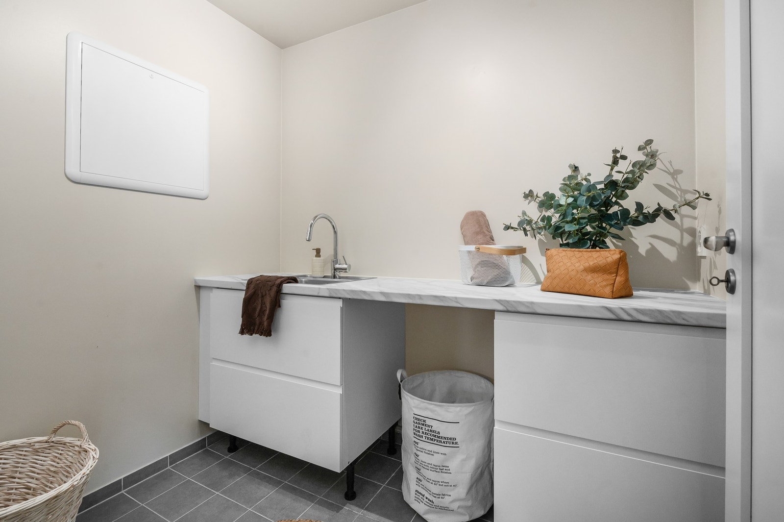 I tillegg til 2 baderom har boligen også et eget vaskerom som er utstyrt med opplegg for vaskemaskin, vask og gulvvarme. Galleribilde