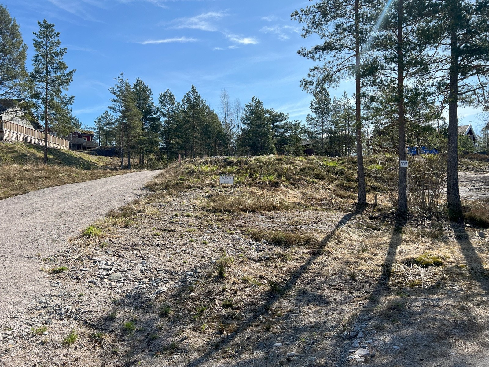 Man har egen avkjørsel fra veien og opp en liten bakke til eiendommen. Galleribilde