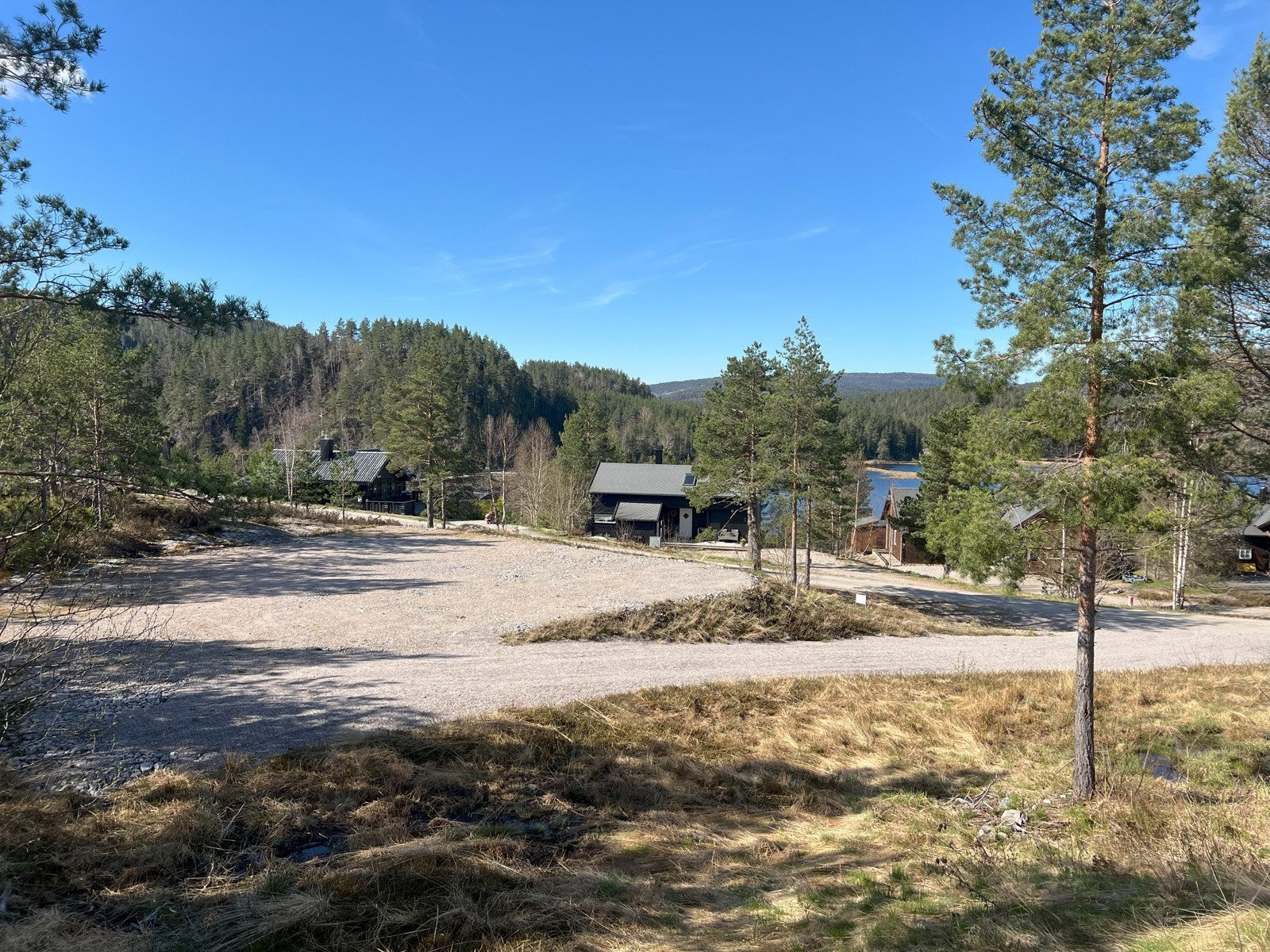 Tomten ligger solrikt & fint til på en høyde med utsikt til Vågsdalsfjorden. Galleribilde