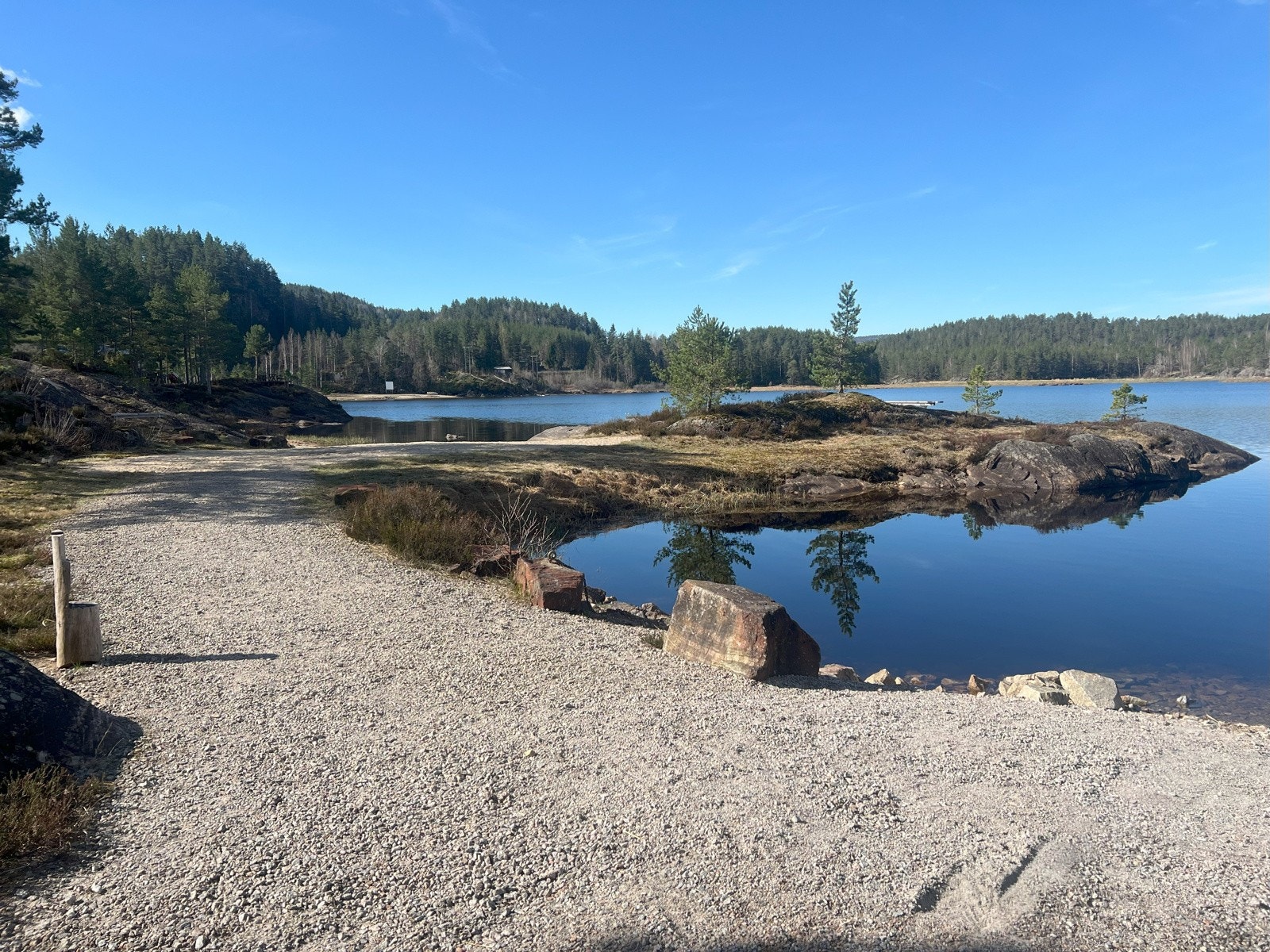 Her kan store & små bade, sole seg eller fiske. Galleribilde
