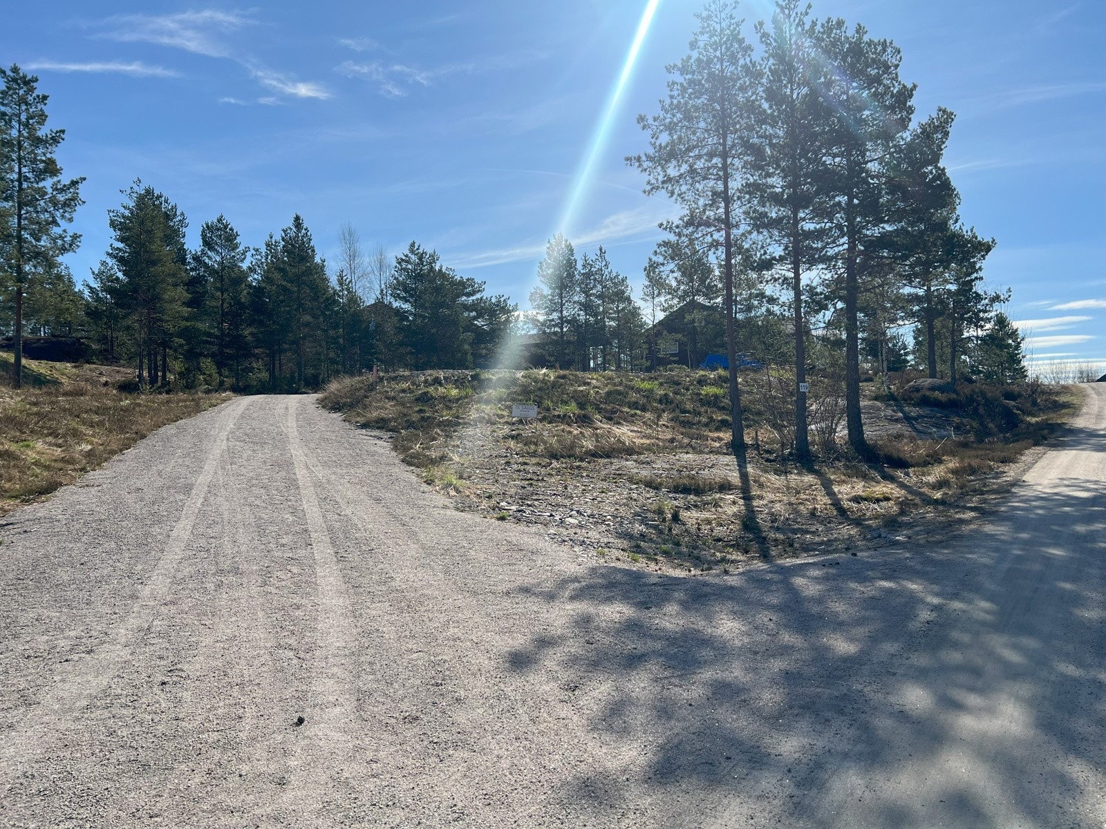 Man har egen avkjørsel fra veien og opp en liten bakke til eiendommen. Galleribilde