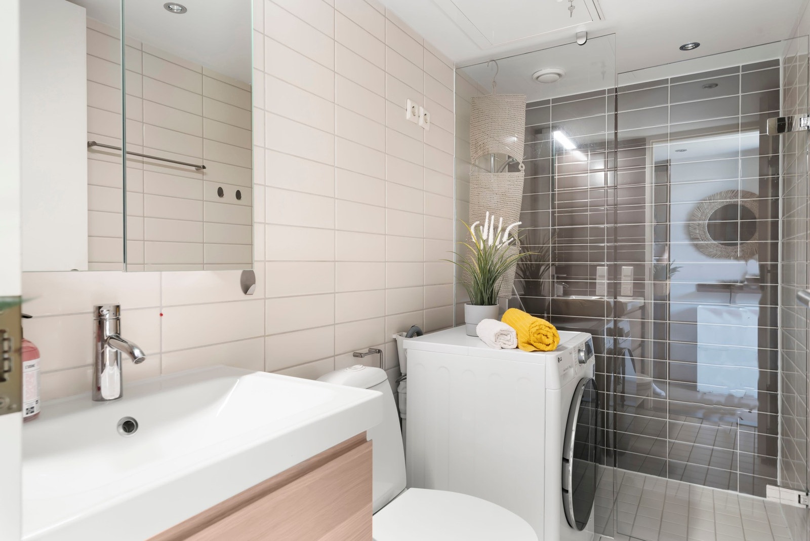 Dusj med glassvegg og glassdør - nytt dusjbatteri i 2020. Servantseksjon med skuffer fra 2020. Speilskap med lys fra 2020. Opplegg for vaskemaskin og tørketrommel. Galleribilde