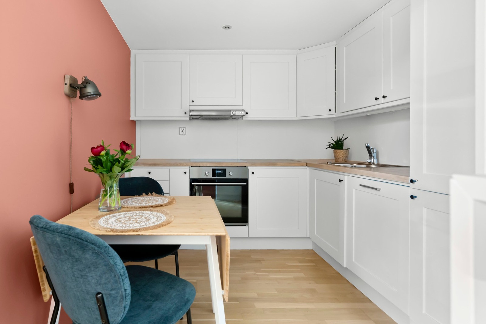 Ikea kjøkkeninnredning med finerte benkeplater. Frontene ble malt i 2020, samtidig ble også benkeplaten slipt og lakkert. Galleribilde