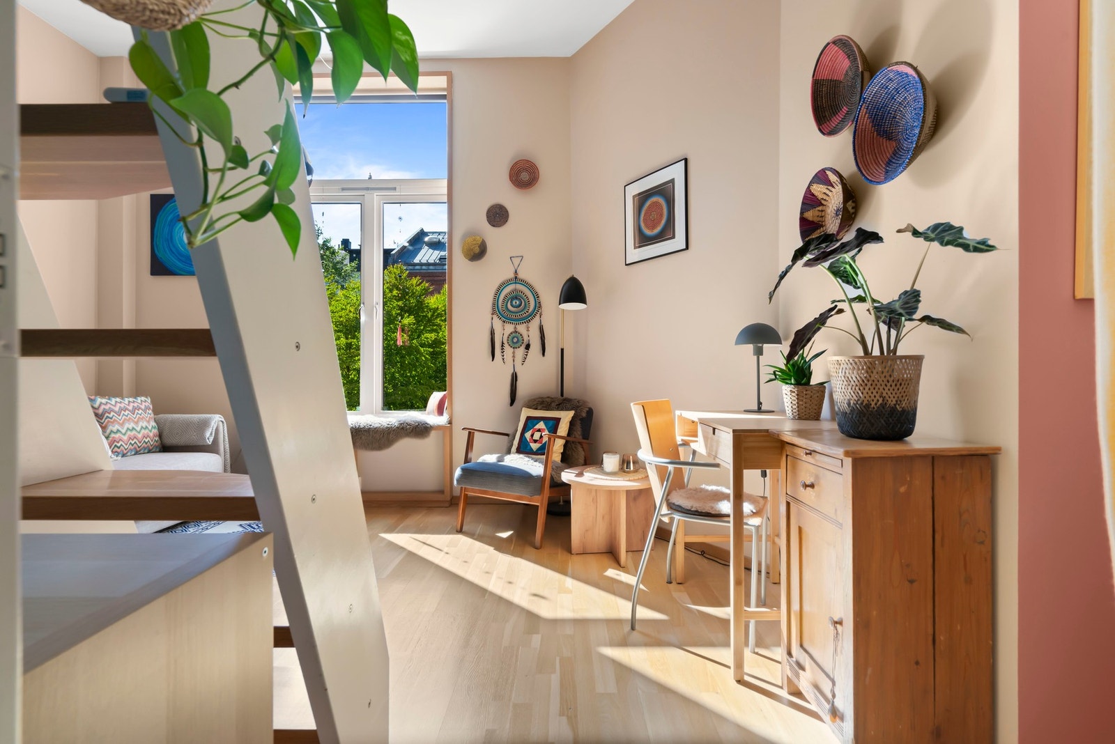 Velkommen til Alnagata 11 og en urban og lys leilighet i Den Norske Skofabrik, en tidligere fabrikkbygning som er omgjort til boliger i 2006. Galleribilde