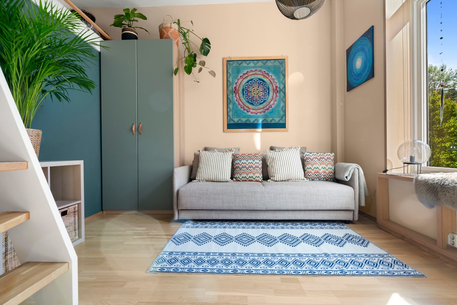 Garderobeskap i entreen og skyvedørsgarderobe i stuen medfølger. Galleribilde