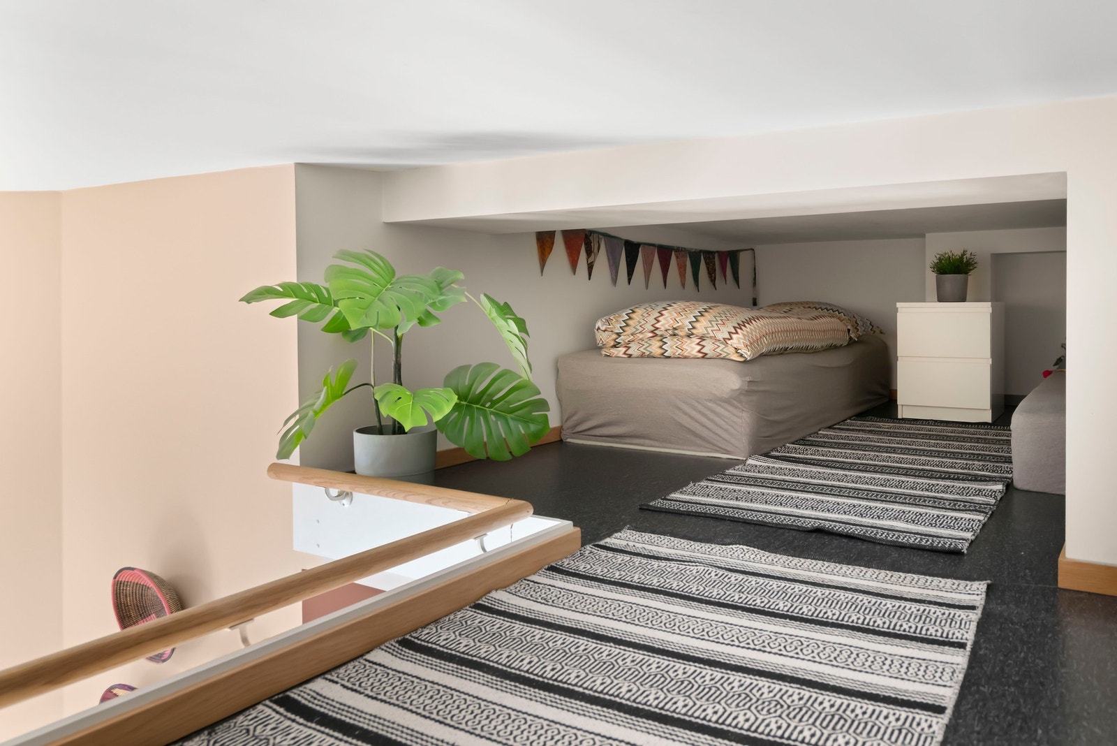 Hemsen har takhøyde på 0,93 m som ikke er måleverdig areal, men høyt nok til å kunne bruke dette som soveplass selv om det pr. def. ikke kan betegnes som soverom. Galleribilde