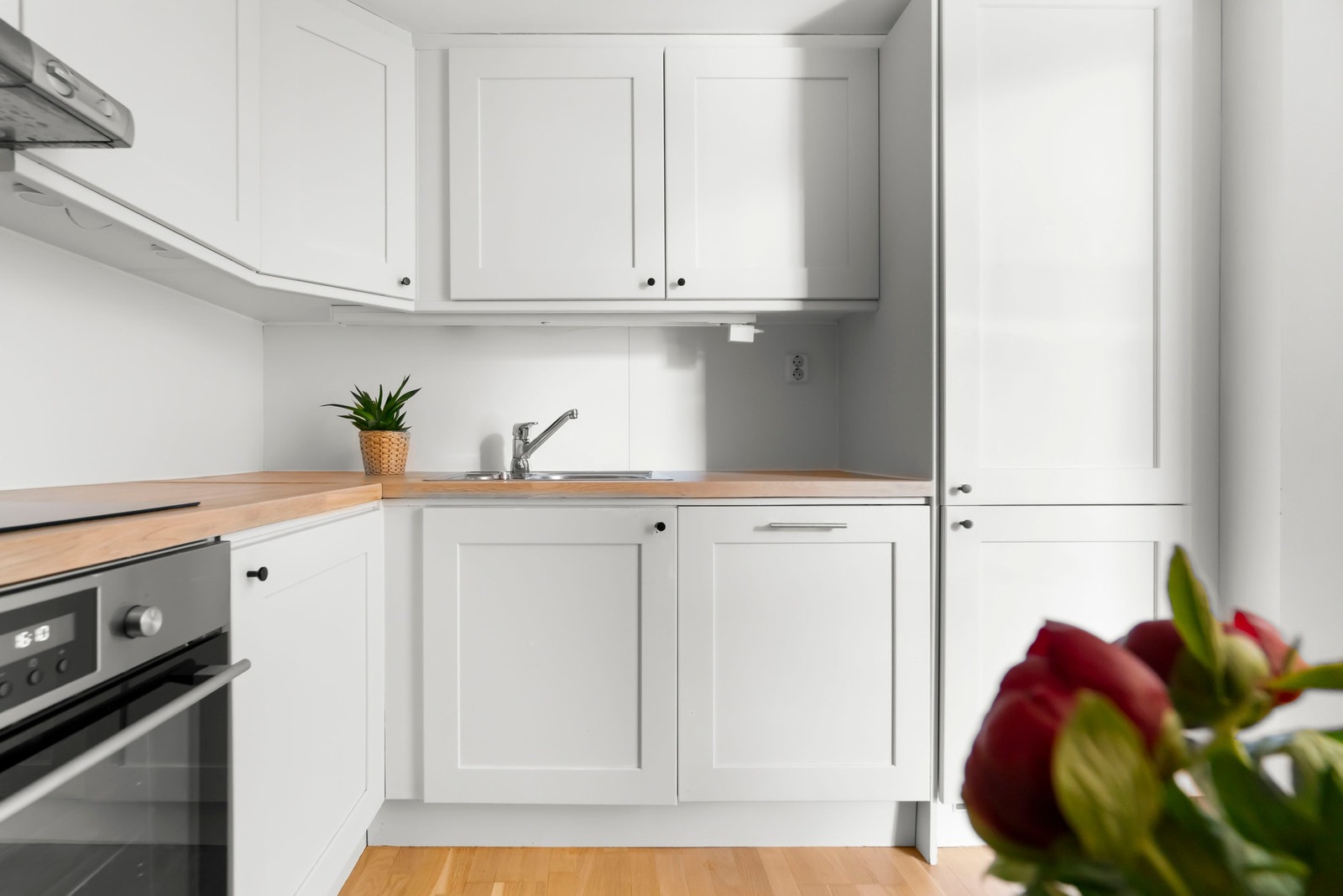 Integrerte hvitevarer medfølger: kjøl/fryd fra 2024, stekeovn, nedfelt induskjonstopp, oppvaskmaskin. Galleribilde