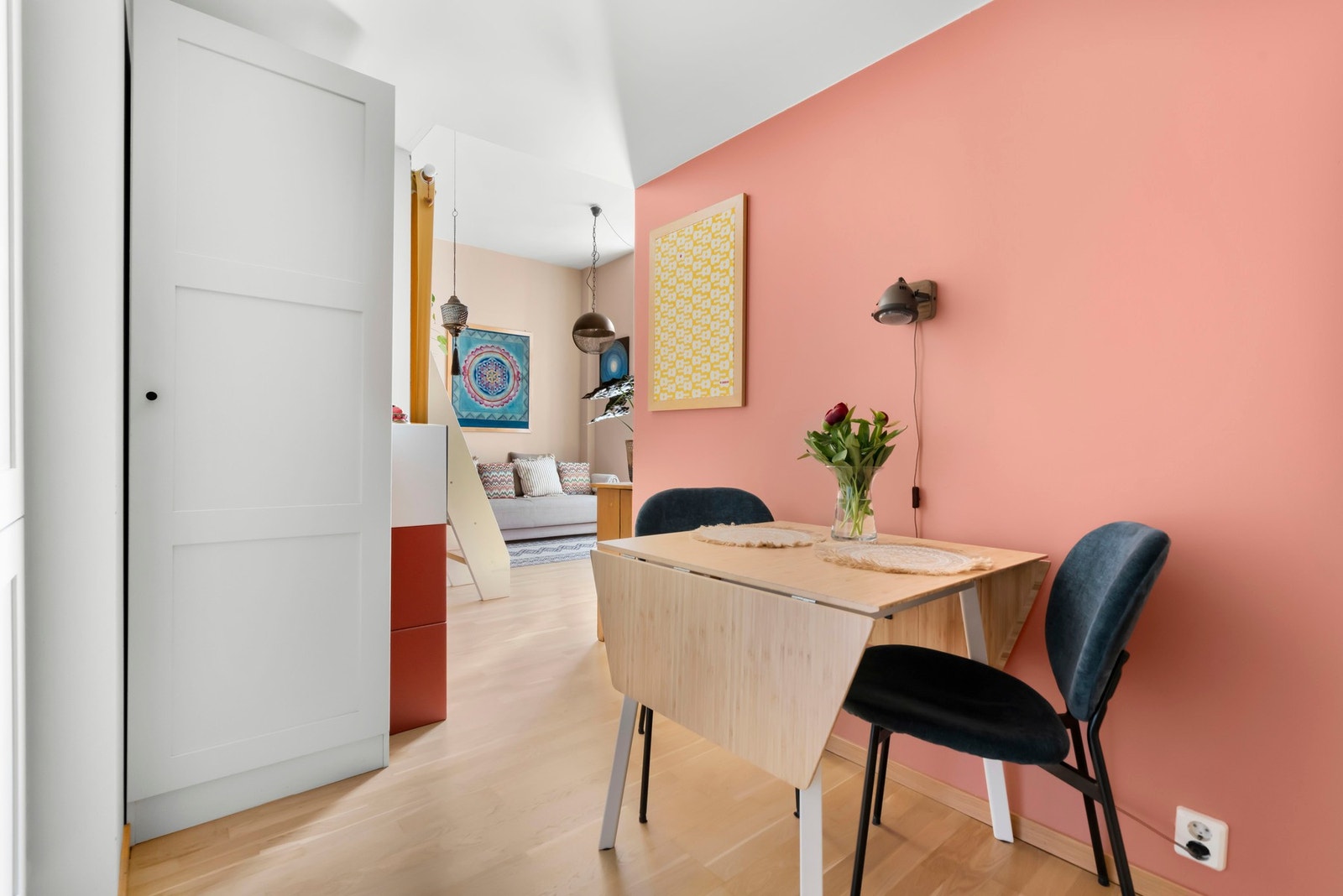 Plass til spisebord på kjøkken, som for øvrig er plassert i egen nisje i leiligheten. Galleribilde