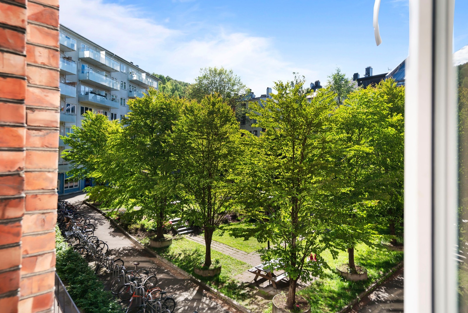 Flott utsikt mot indre gårdsrom. Galleribilde