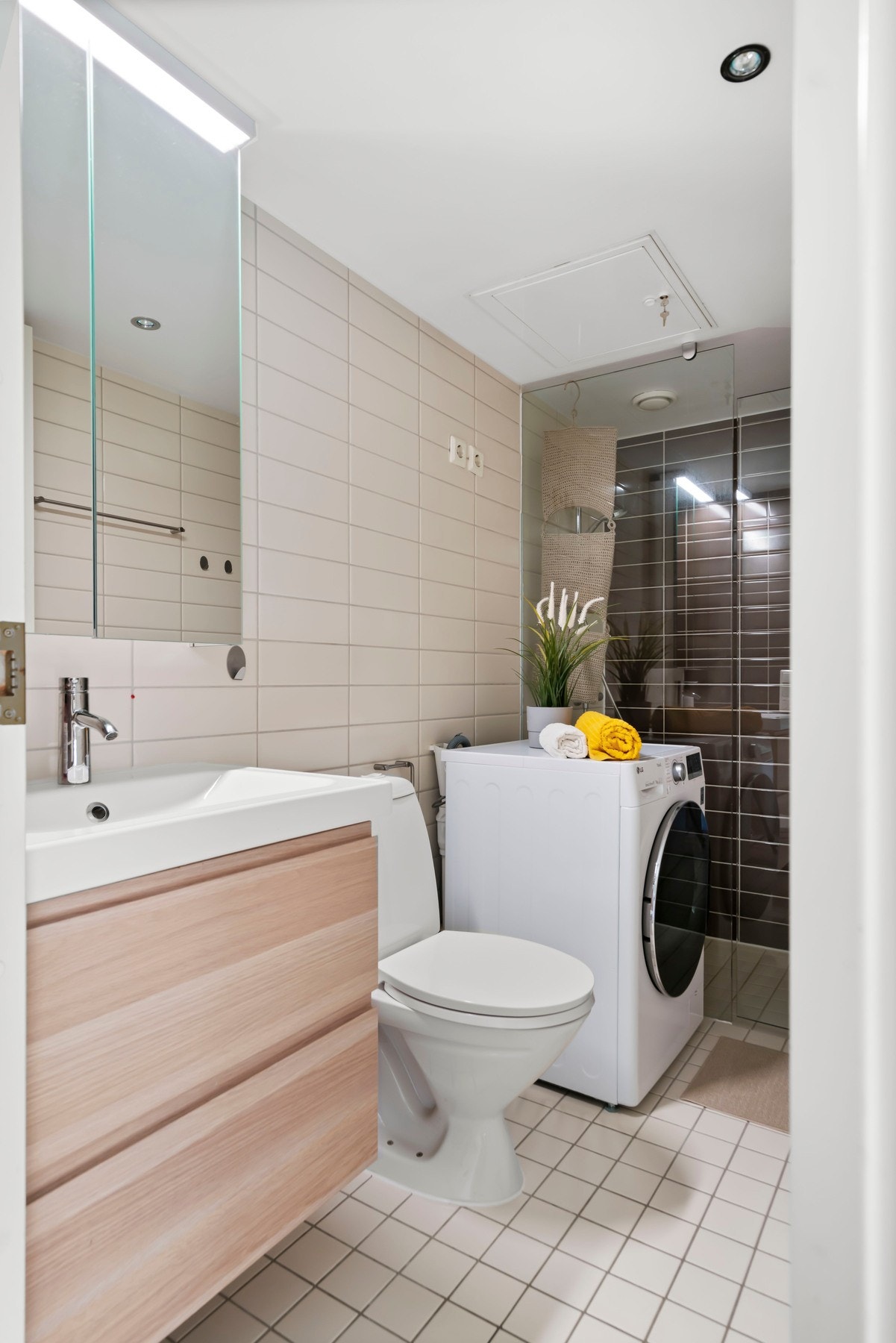 Flislagte vegger og nedforet malt himling med innfelte downlights på bad. Flislagt gulv med varmekabler. Galleribilde