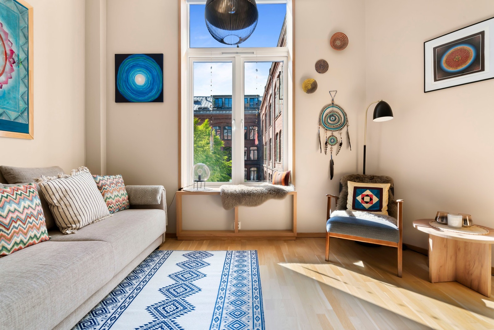 Gulvoverflater består av parkett. Slipt og lakkert i 2020. Galleribilde