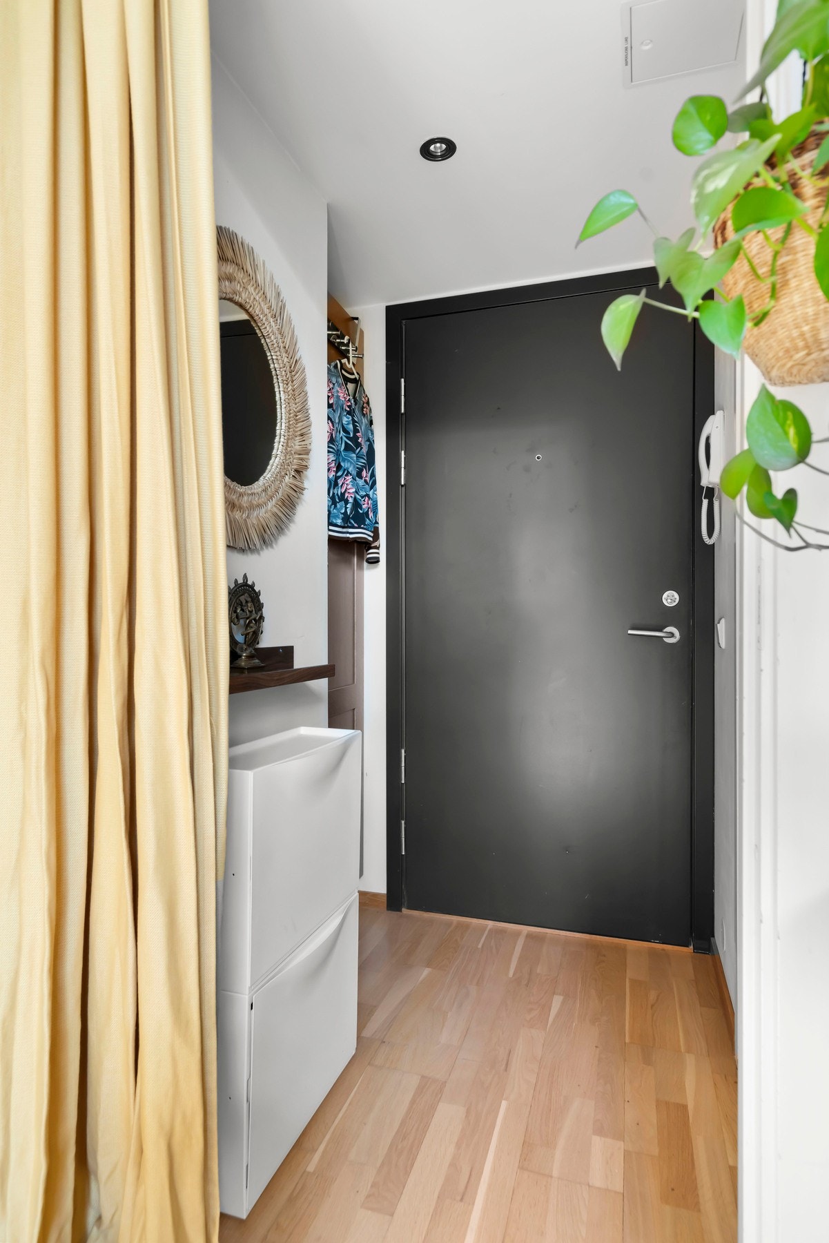 Lys entré med Defigo appstyrt porttelefon med fjernstyring via mobiltelefon. Galleribilde