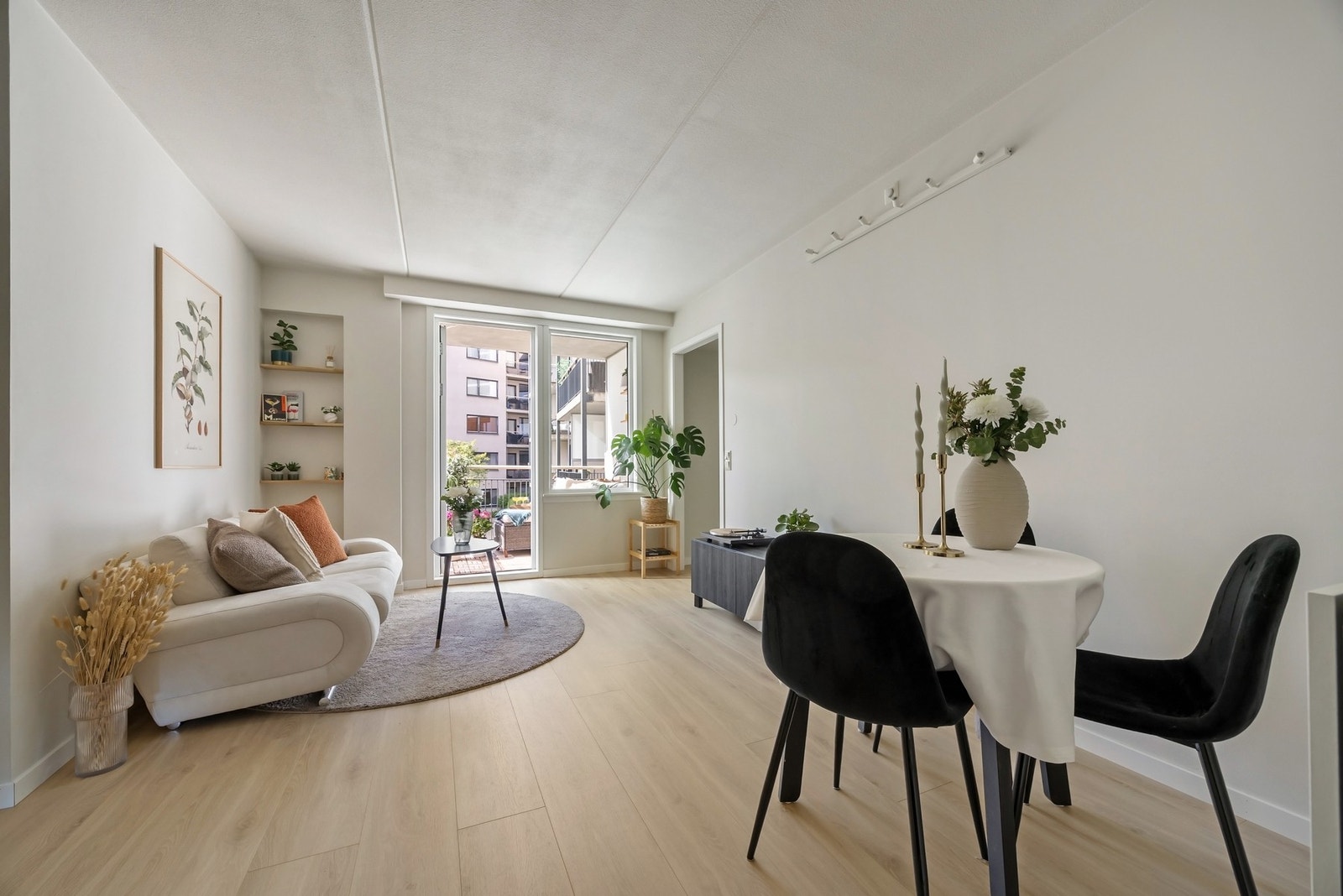 En lys og gjennomgående 3-romsleilighet med god intern beliggenhet og oppgraderte flater fra 2025. Galleribilde