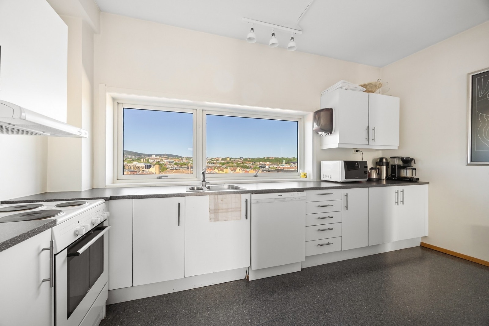 Selskapslokalet har tilhørende kjøkken og bad. Galleribilde