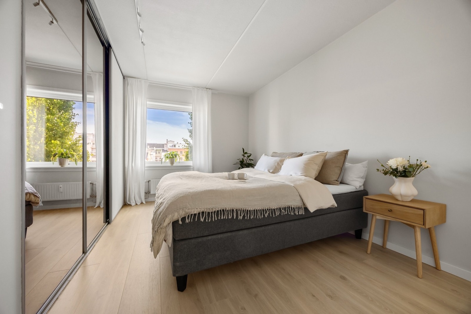 På hovedsoverommet har du en stor skyvedørsagarderobe med speildører. Galleribilde